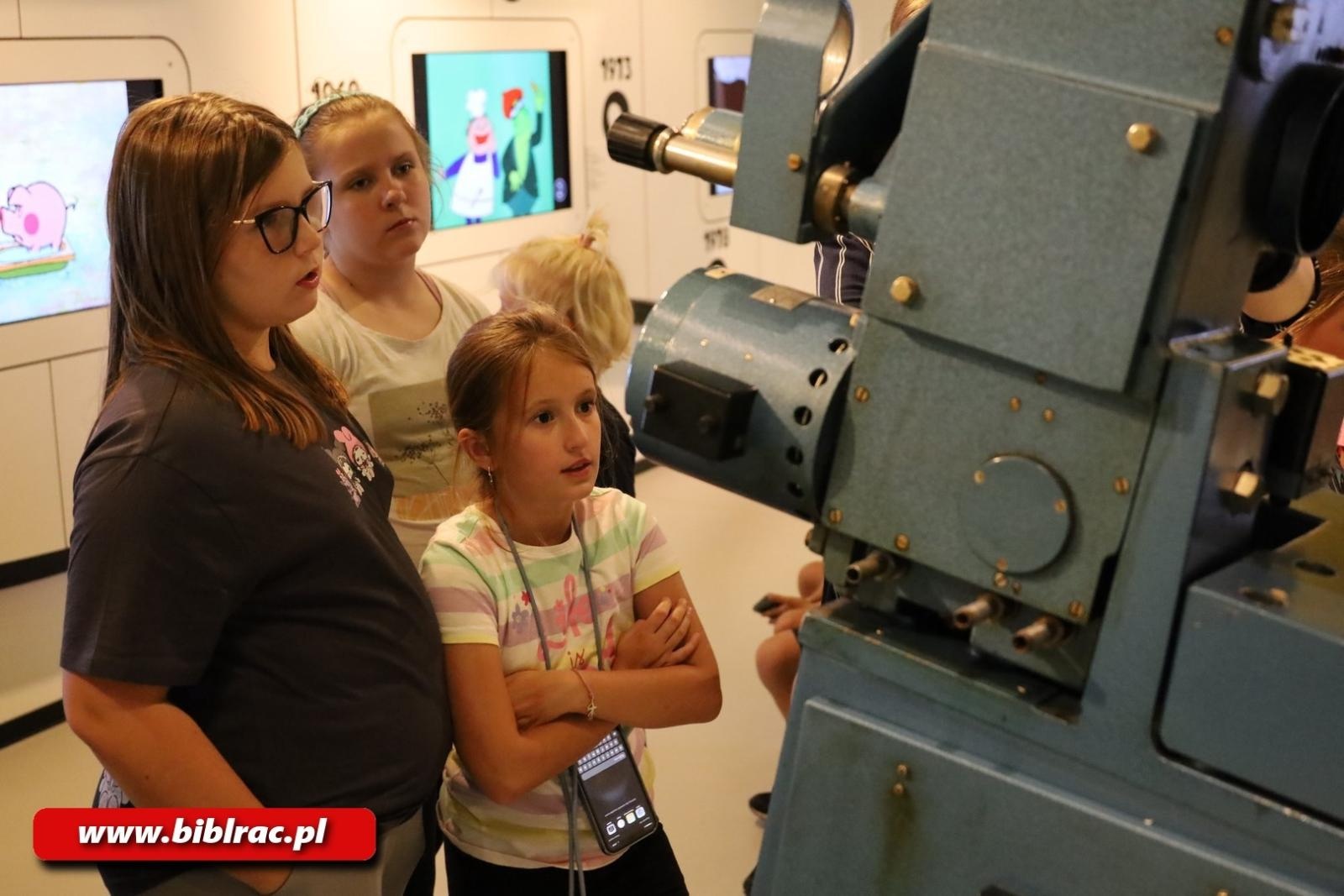 Zdjęcie w galerii na portalu naszraciborz.pl: Mamma Mia! Uczestnicy Lata z Biblioteką na wycieczce w Studiu Filmów Rysunkowych wiadomości z regionu