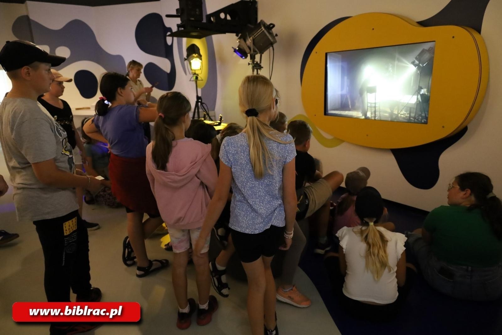Zdjęcie w galerii na portalu naszraciborz.pl: Mamma Mia! Uczestnicy Lata z Biblioteką na wycieczce w Studiu Filmów Rysunkowych wiadomości z regionu