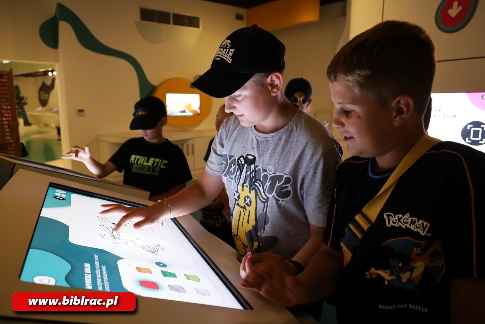 Zdjęcie w galerii na portalu naszraciborz.pl: Mamma Mia! Uczestnicy Lata z Biblioteką na wycieczce w Studiu Filmów Rysunkowych wiadomości z regionu