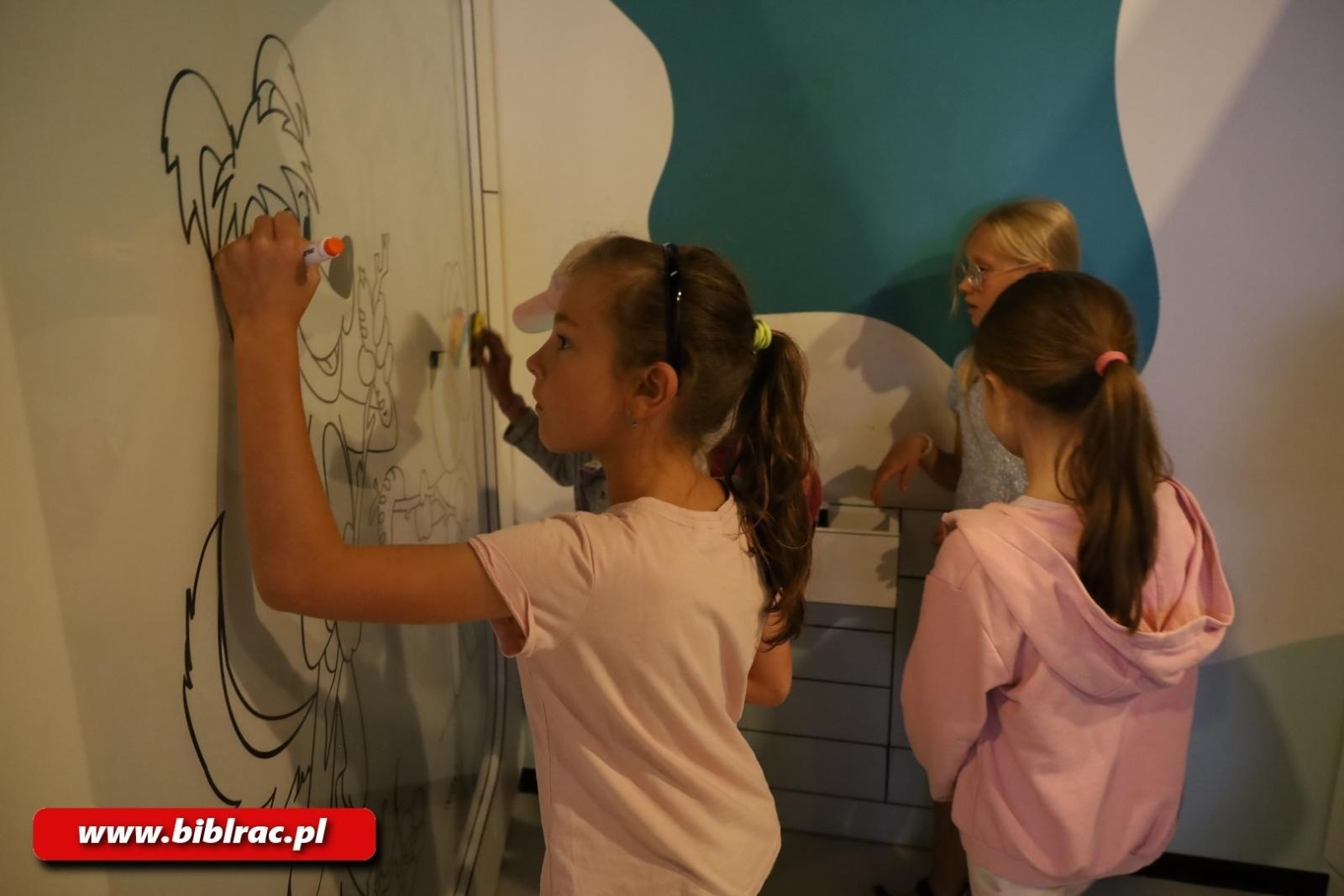 Zdjęcie w galerii na portalu naszraciborz.pl: Mamma Mia! Uczestnicy Lata z Biblioteką na wycieczce w Studiu Filmów Rysunkowych wiadomości z regionu