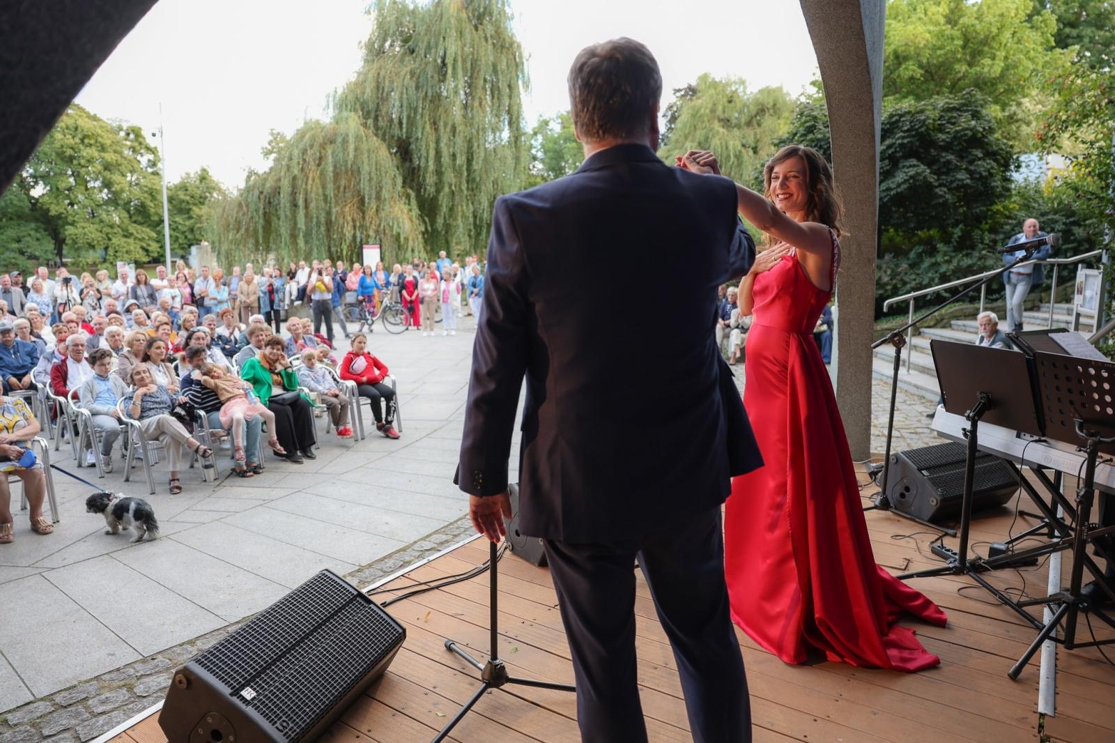 Zdjęcie w galerii na portalu naszraciborz.pl: W krainie uśmiechu Parku Roth wybrzmiały klasyki operetki i musicalu wiadomości z regionu