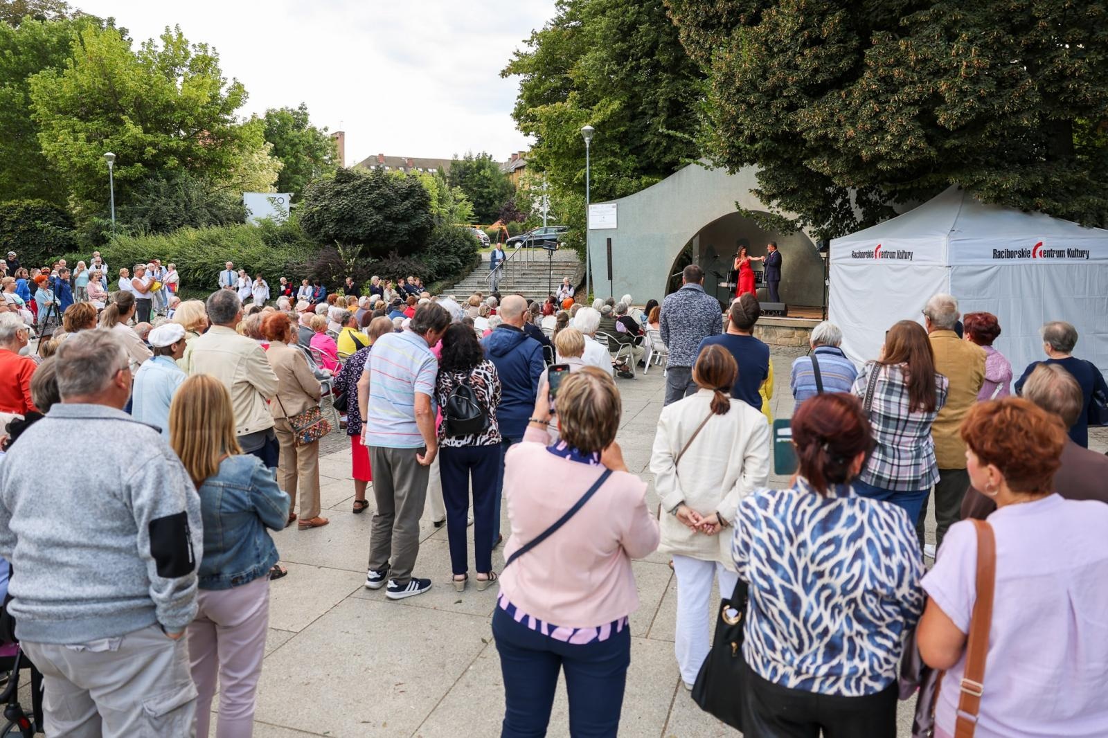 Zdjęcie w galerii na portalu naszraciborz.pl: W krainie uśmiechu Parku Roth wybrzmiały klasyki operetki i musicalu wiadomości z regionu
