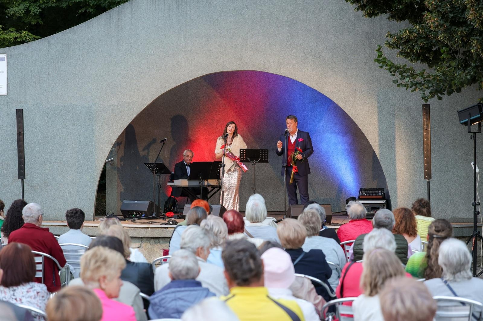 Zdjęcie w galerii na portalu naszraciborz.pl: W krainie uśmiechu Parku Roth wybrzmiały klasyki operetki i musicalu wiadomości z regionu