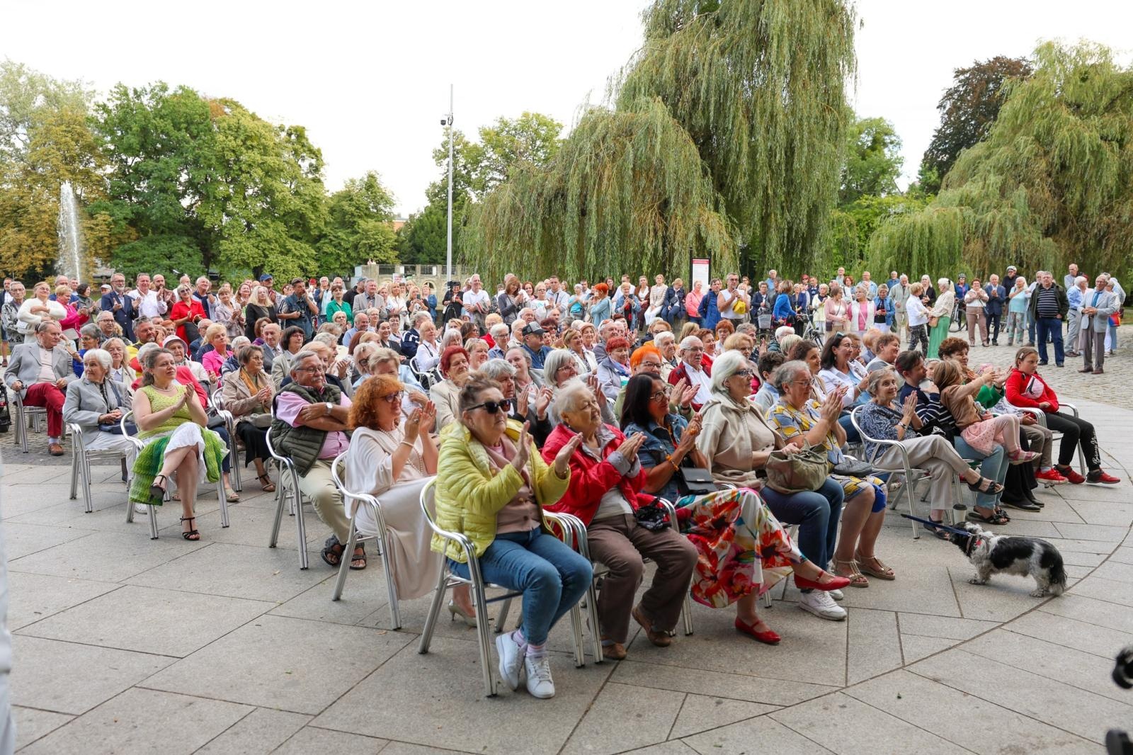 Zdjęcie w galerii na portalu naszraciborz.pl: W krainie uśmiechu Parku Roth wybrzmiały klasyki operetki i musicalu wiadomości z regionu