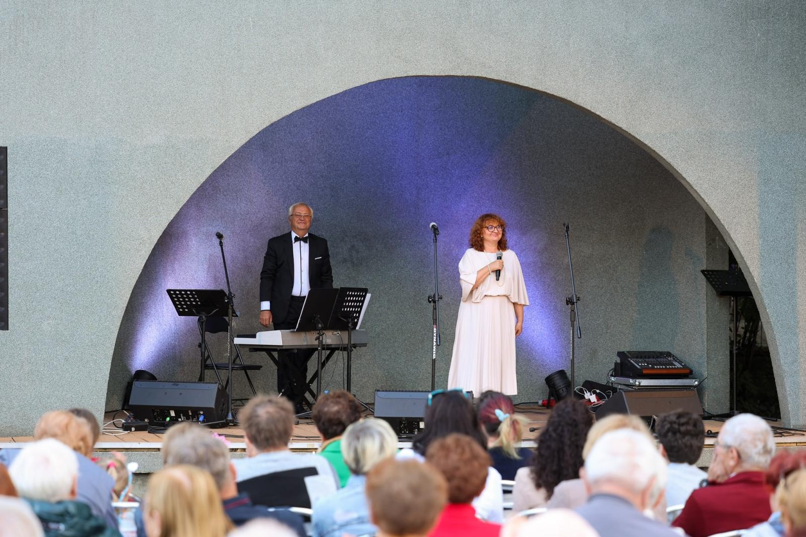 Zdjęcie w galerii na portalu naszraciborz.pl: W krainie uśmiechu Parku Roth wybrzmiały klasyki operetki i musicalu wiadomości z regionu