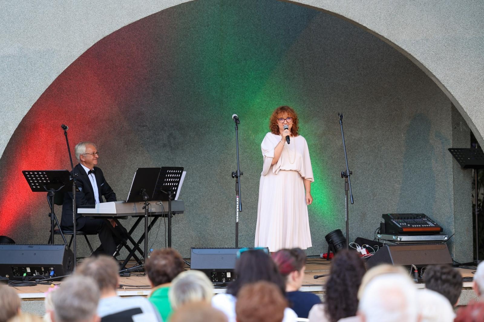 Zdjęcie w galerii na portalu naszraciborz.pl: W krainie uśmiechu Parku Roth wybrzmiały klasyki operetki i musicalu wiadomości z regionu