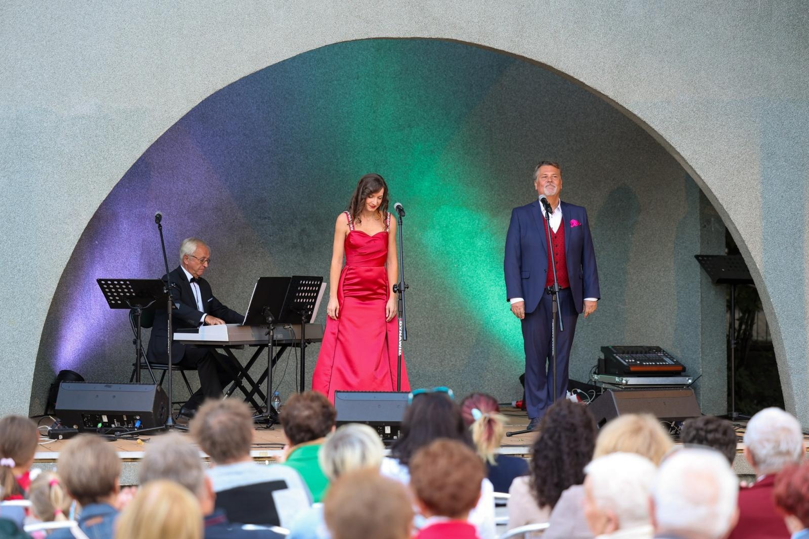 Zdjęcie w galerii na portalu naszraciborz.pl: W krainie uśmiechu Parku Roth wybrzmiały klasyki operetki i musicalu wiadomości z regionu