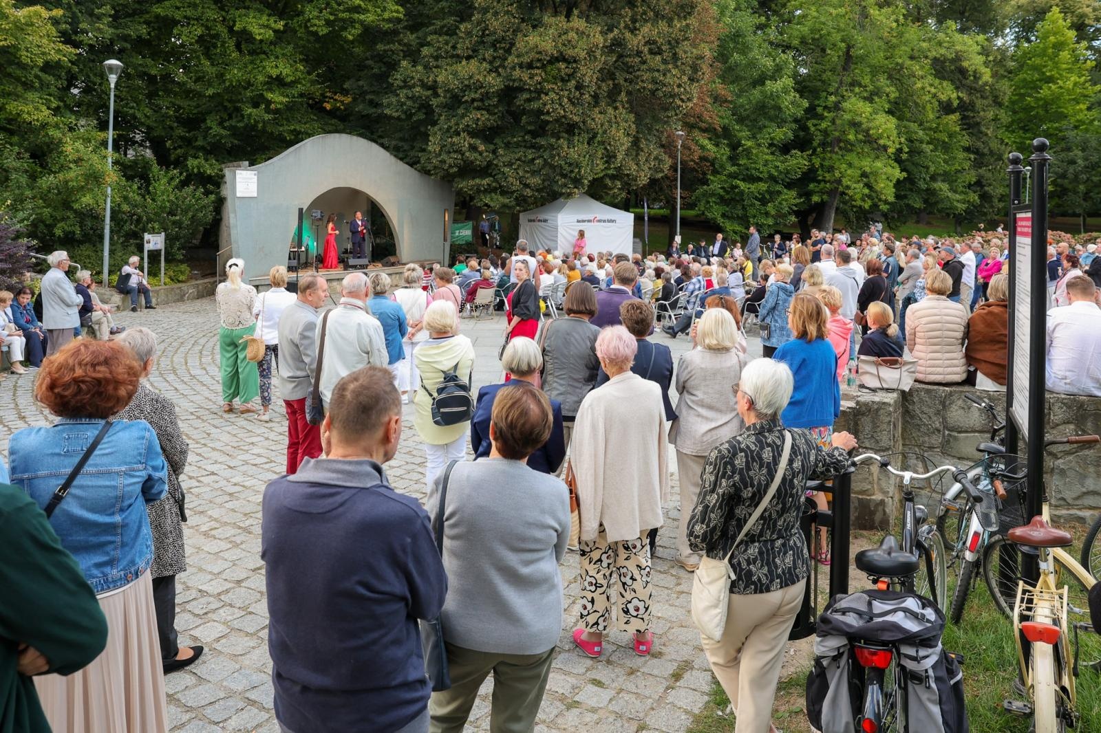 Zdjęcie w galerii na portalu naszraciborz.pl: W krainie uśmiechu Parku Roth wybrzmiały klasyki operetki i musicalu wiadomości z regionu
