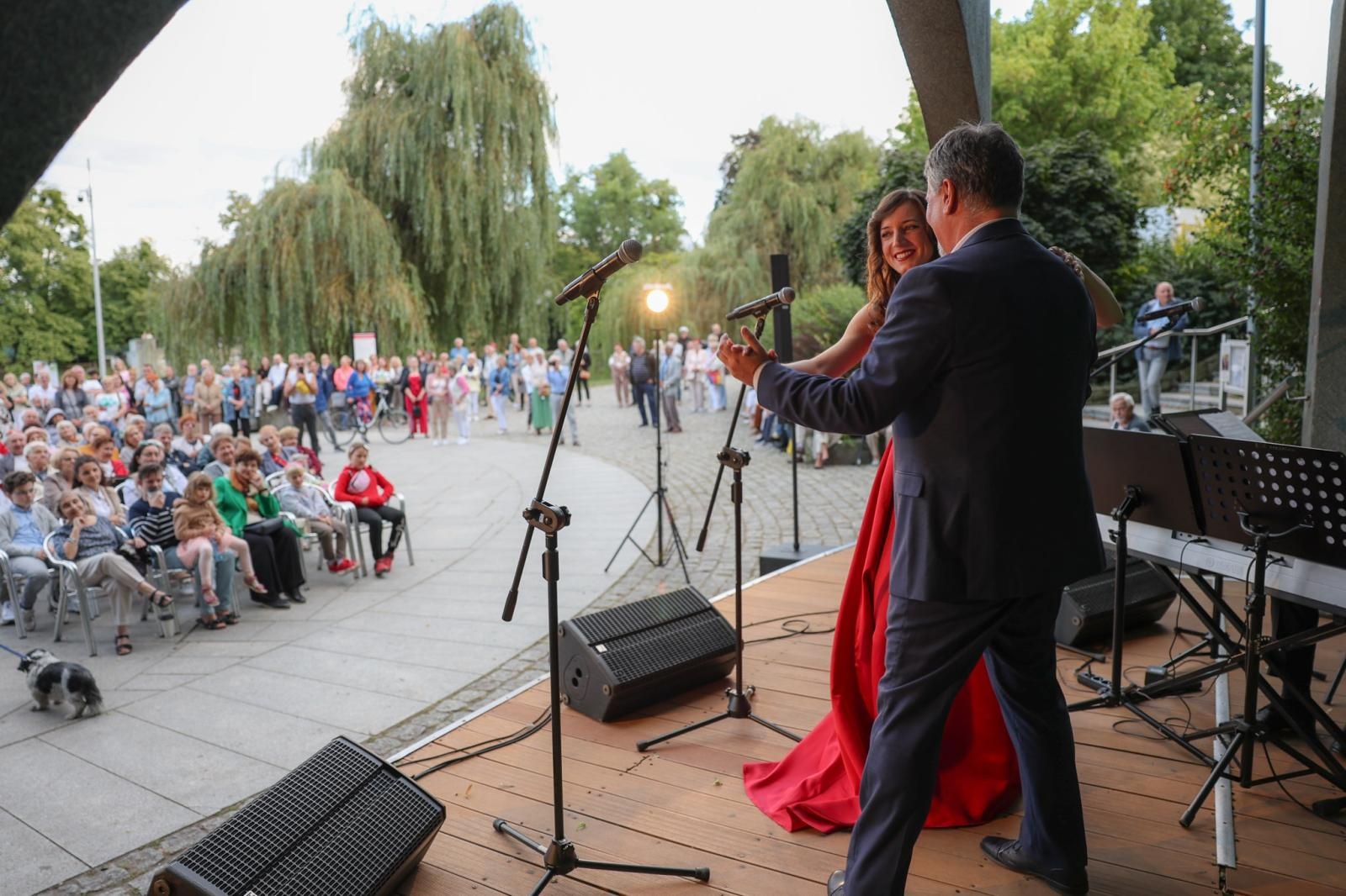 Zdjęcie w galerii na portalu naszraciborz.pl: W krainie uśmiechu Parku Roth wybrzmiały klasyki operetki i musicalu wiadomości z regionu