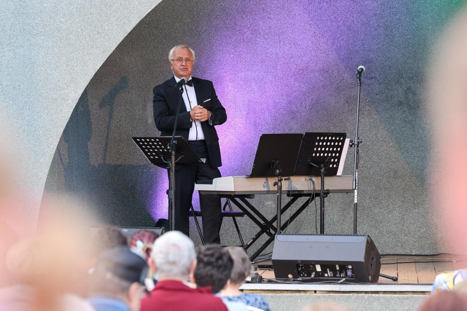 Zdjęcie w galerii na portalu naszraciborz.pl: W krainie uśmiechu Parku Roth wybrzmiały klasyki operetki i musicalu wiadomości z regionu