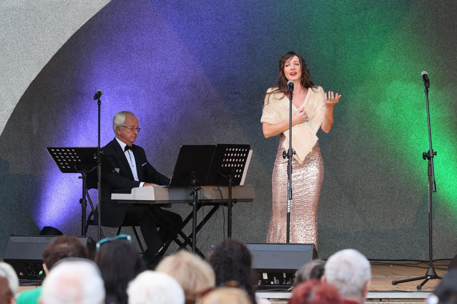 Zdjęcie w galerii na portalu naszraciborz.pl: W krainie uśmiechu Parku Roth wybrzmiały klasyki operetki i musicalu wiadomości z regionu