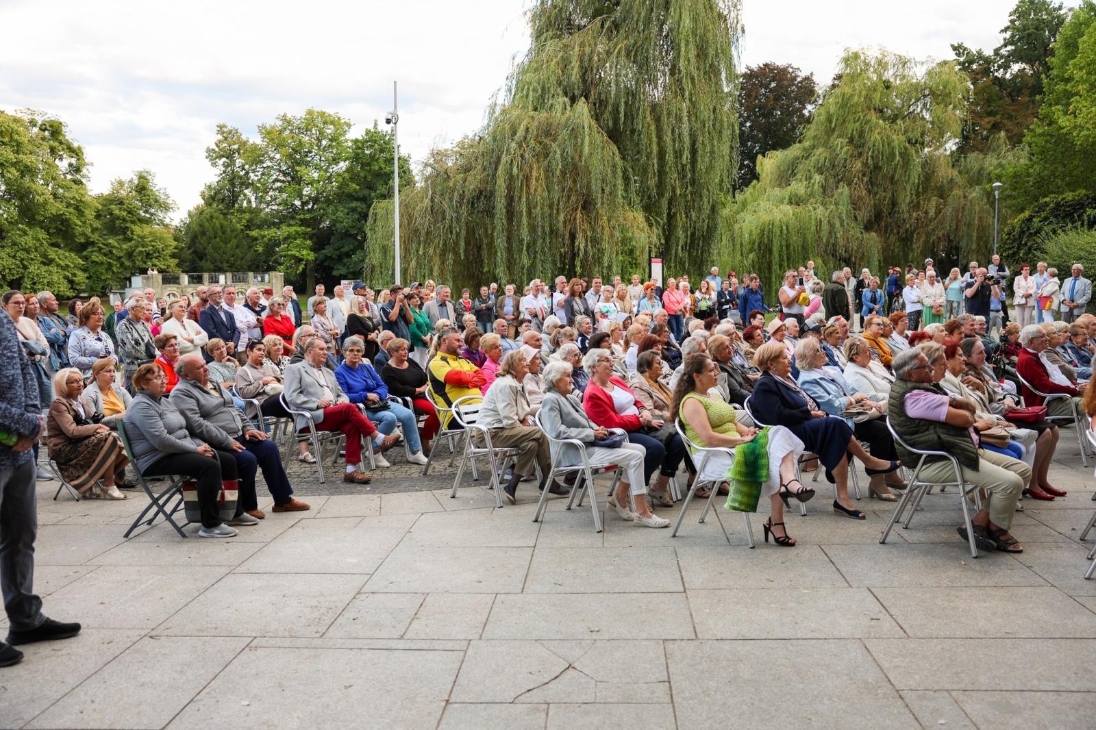 Zdjęcie w galerii na portalu naszraciborz.pl: W krainie uśmiechu Parku Roth wybrzmiały klasyki operetki i musicalu wiadomości z regionu