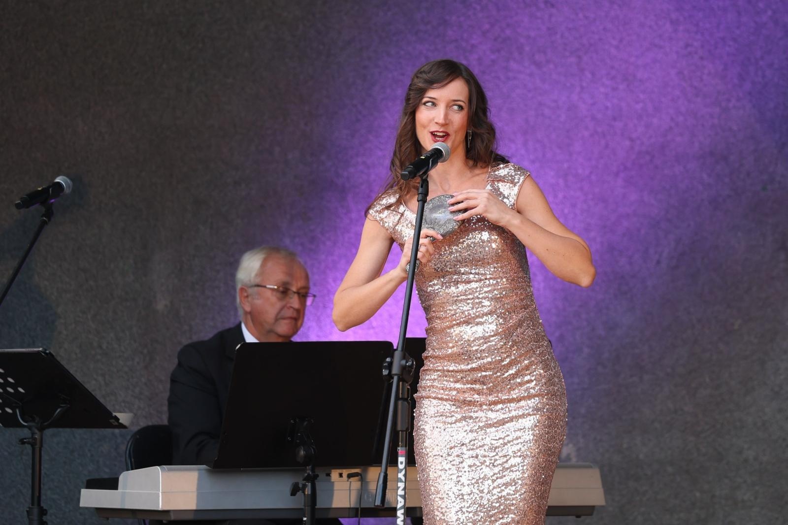 Zdjęcie w galerii na portalu naszraciborz.pl: W krainie uśmiechu Parku Roth wybrzmiały klasyki operetki i musicalu wiadomości z regionu