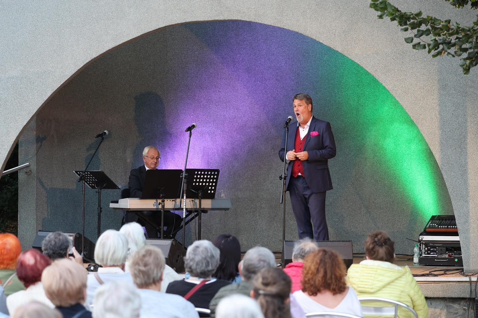 Zdjęcie w galerii na portalu naszraciborz.pl: W krainie uśmiechu Parku Roth wybrzmiały klasyki operetki i musicalu wiadomości z regionu