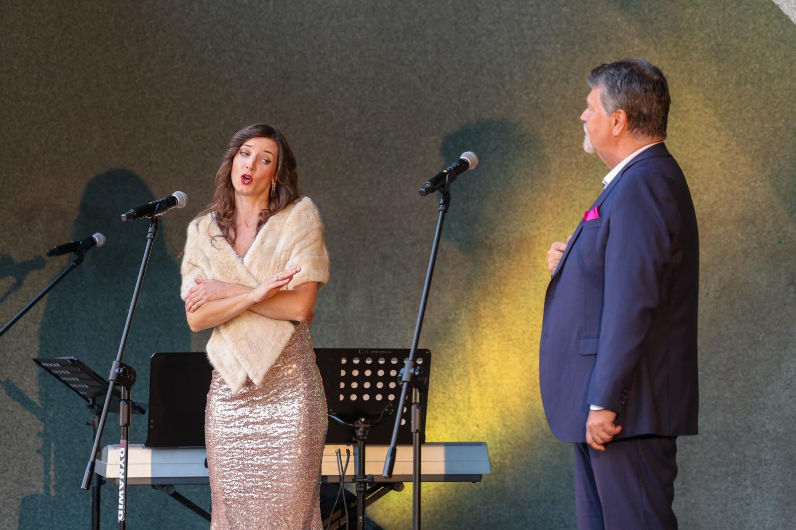 Zdjęcie w galerii na portalu naszraciborz.pl: W krainie uśmiechu Parku Roth wybrzmiały klasyki operetki i musicalu wiadomości z regionu