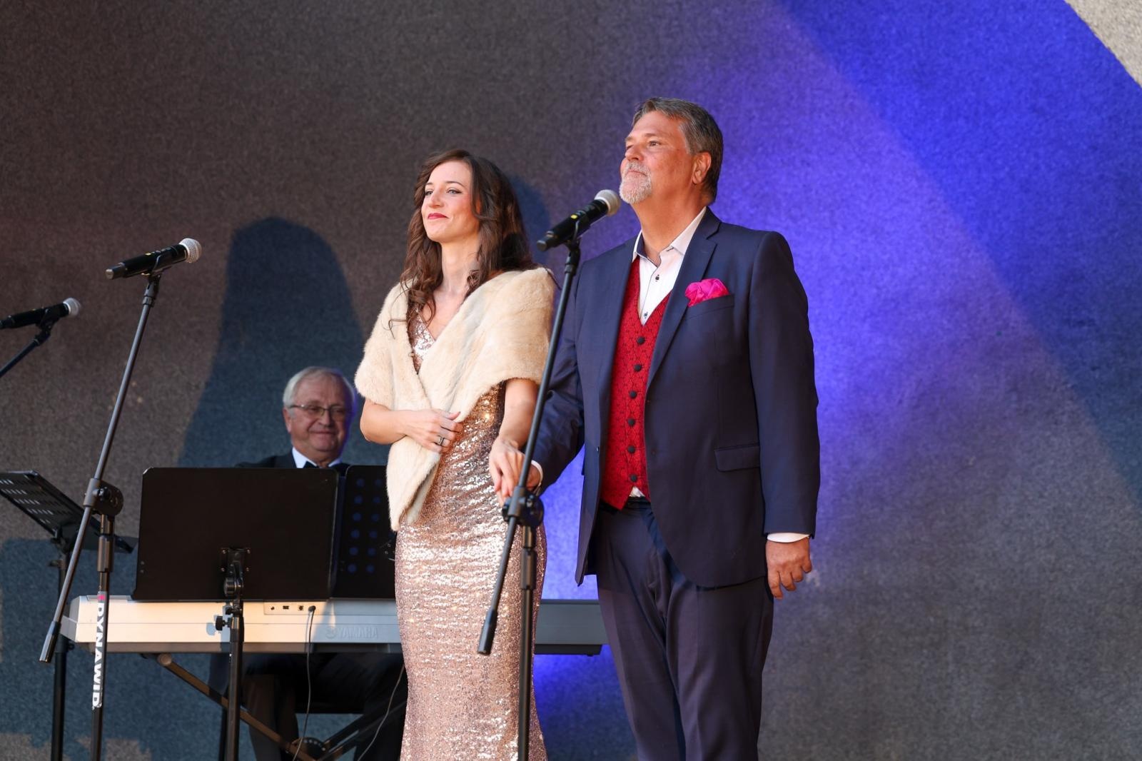 Zdjęcie w galerii na portalu naszraciborz.pl: W krainie uśmiechu Parku Roth wybrzmiały klasyki operetki i musicalu wiadomości z regionu