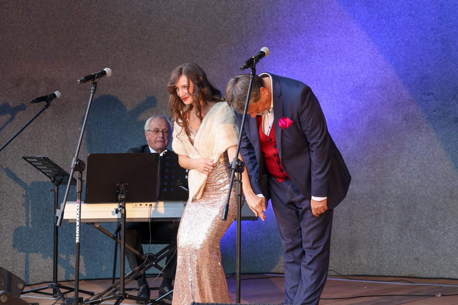 Zdjęcie w galerii na portalu naszraciborz.pl: W krainie uśmiechu Parku Roth wybrzmiały klasyki operetki i musicalu wiadomości z regionu