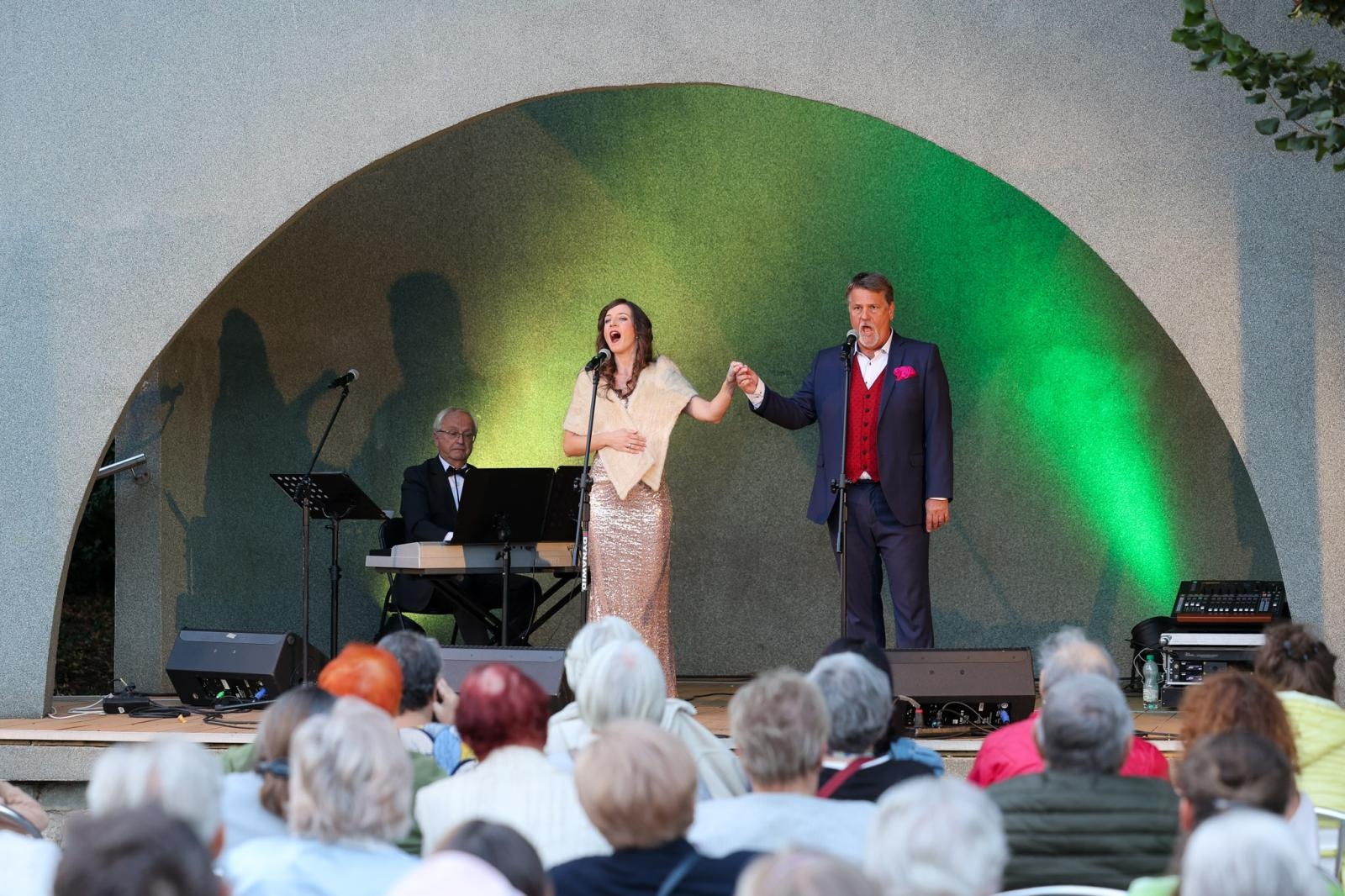 Zdjęcie w galerii na portalu naszraciborz.pl: W krainie uśmiechu Parku Roth wybrzmiały klasyki operetki i musicalu wiadomości z regionu