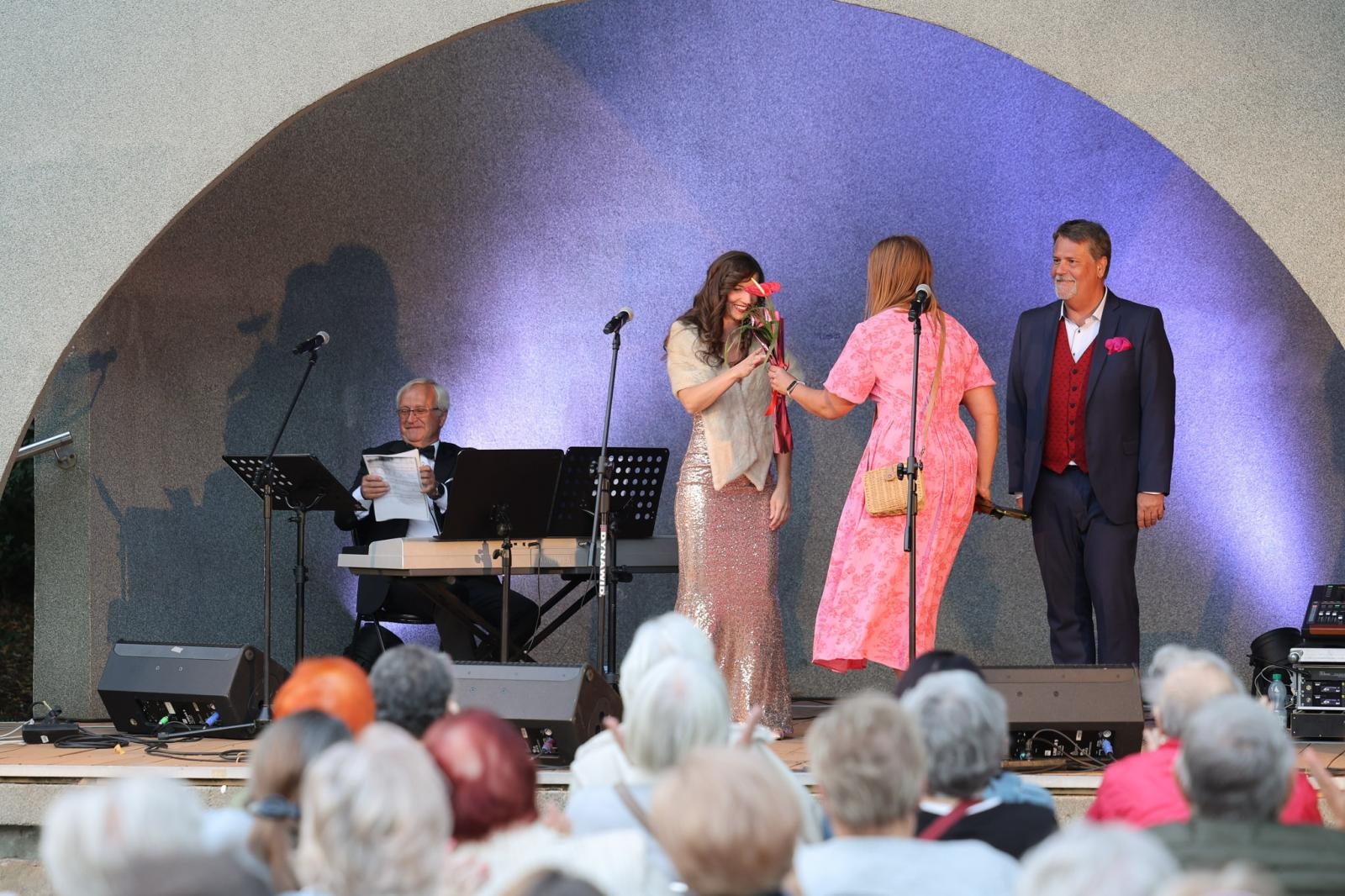 Zdjęcie w galerii na portalu naszraciborz.pl: W krainie uśmiechu Parku Roth wybrzmiały klasyki operetki i musicalu wiadomości z regionu