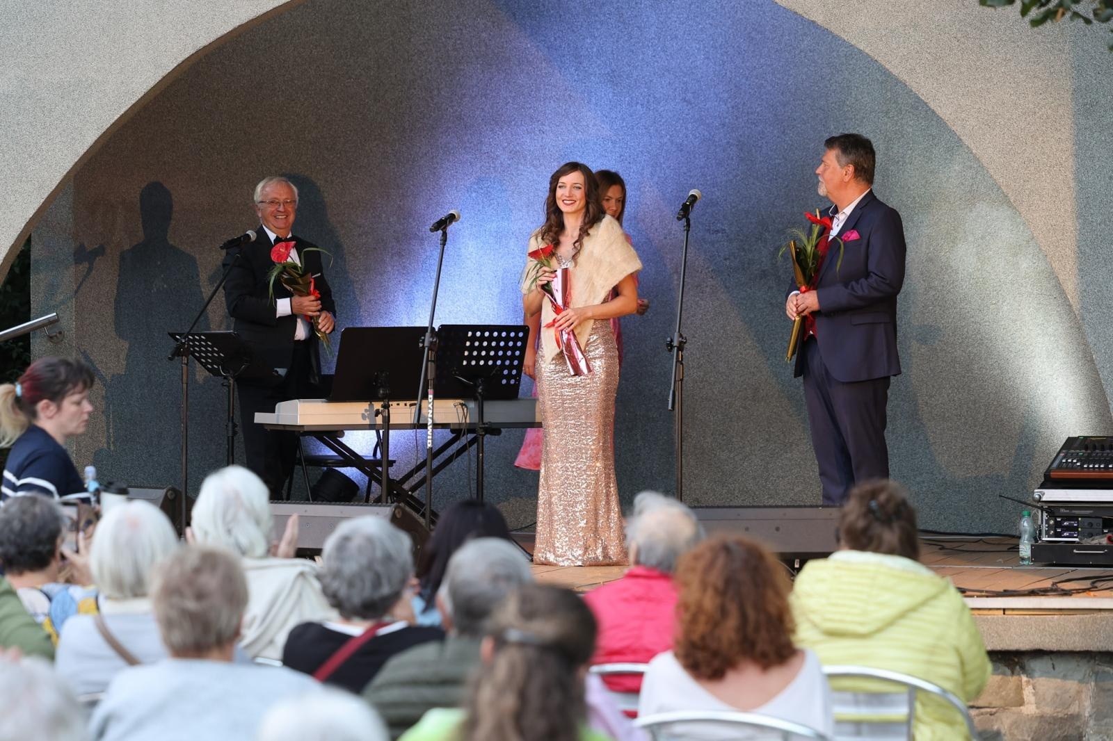 Zdjęcie w galerii na portalu naszraciborz.pl: W krainie uśmiechu Parku Roth wybrzmiały klasyki operetki i musicalu wiadomości z regionu