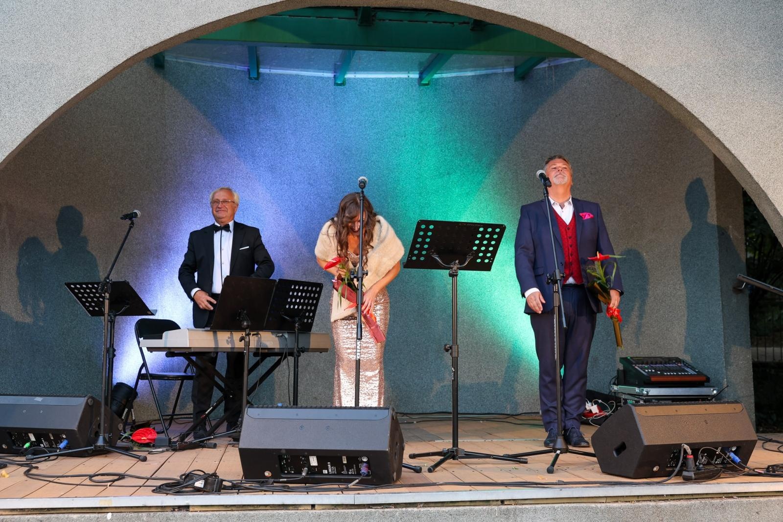 Zdjęcie w galerii na portalu naszraciborz.pl: W krainie uśmiechu Parku Roth wybrzmiały klasyki operetki i musicalu wiadomości z regionu