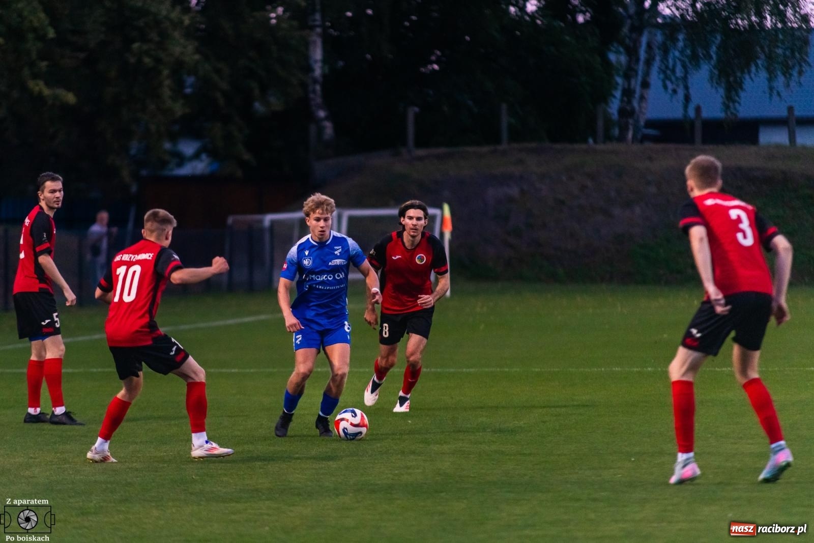 Zdjęcie w galerii na portalu naszraciborz.pl: Tłumy na derbach powiatu. Unia Racibórz liderem klasy okręgowej [FOTO] wiadomości z regionu