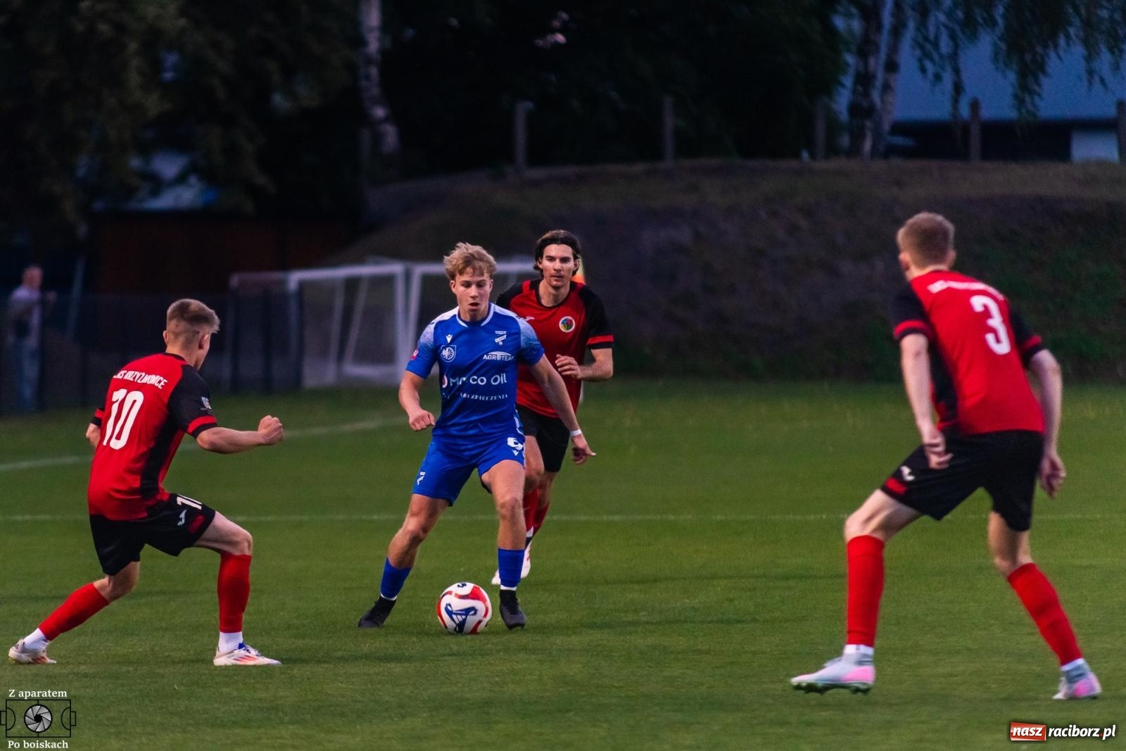 Zdjęcie w galerii na portalu naszraciborz.pl: Tłumy na derbach powiatu. Unia Racibórz liderem klasy okręgowej [FOTO] wiadomości z regionu