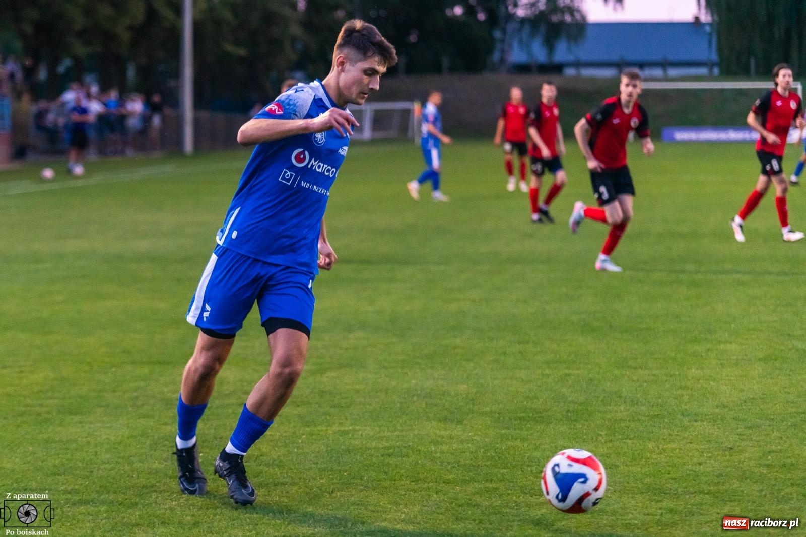 Zdjęcie w galerii na portalu naszraciborz.pl: Tłumy na derbach powiatu. Unia Racibórz liderem klasy okręgowej [FOTO] wiadomości z regionu