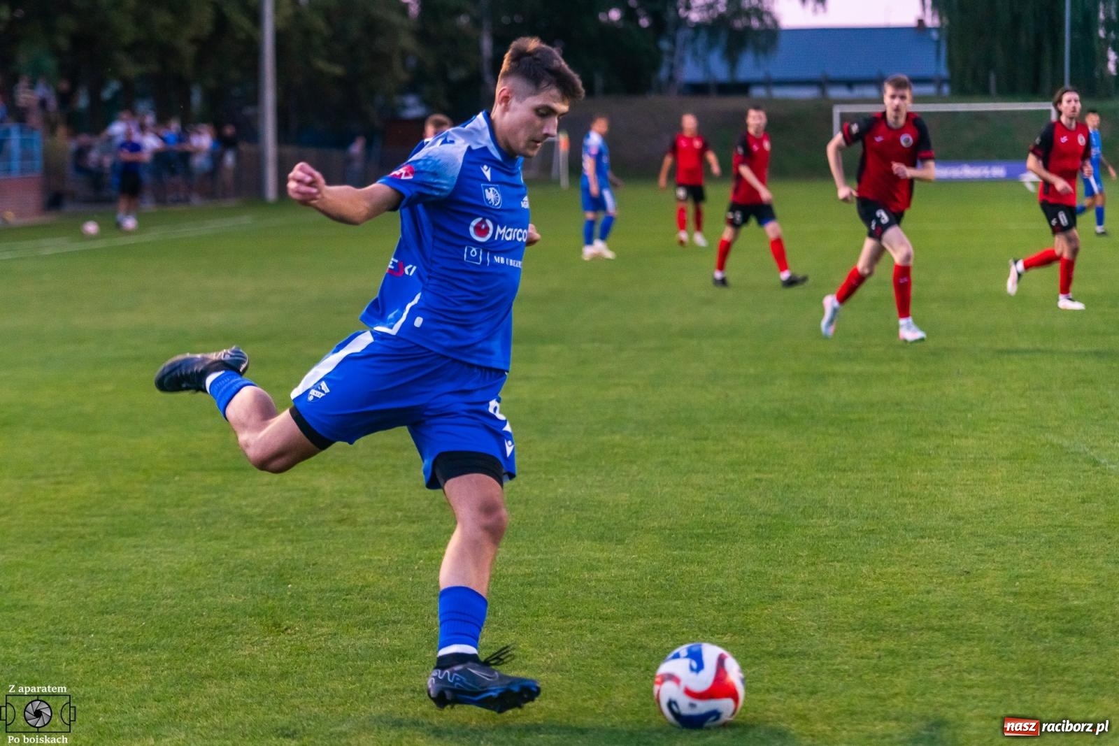 Zdjęcie w galerii na portalu naszraciborz.pl: Tłumy na derbach powiatu. Unia Racibórz liderem klasy okręgowej [FOTO] wiadomości z regionu