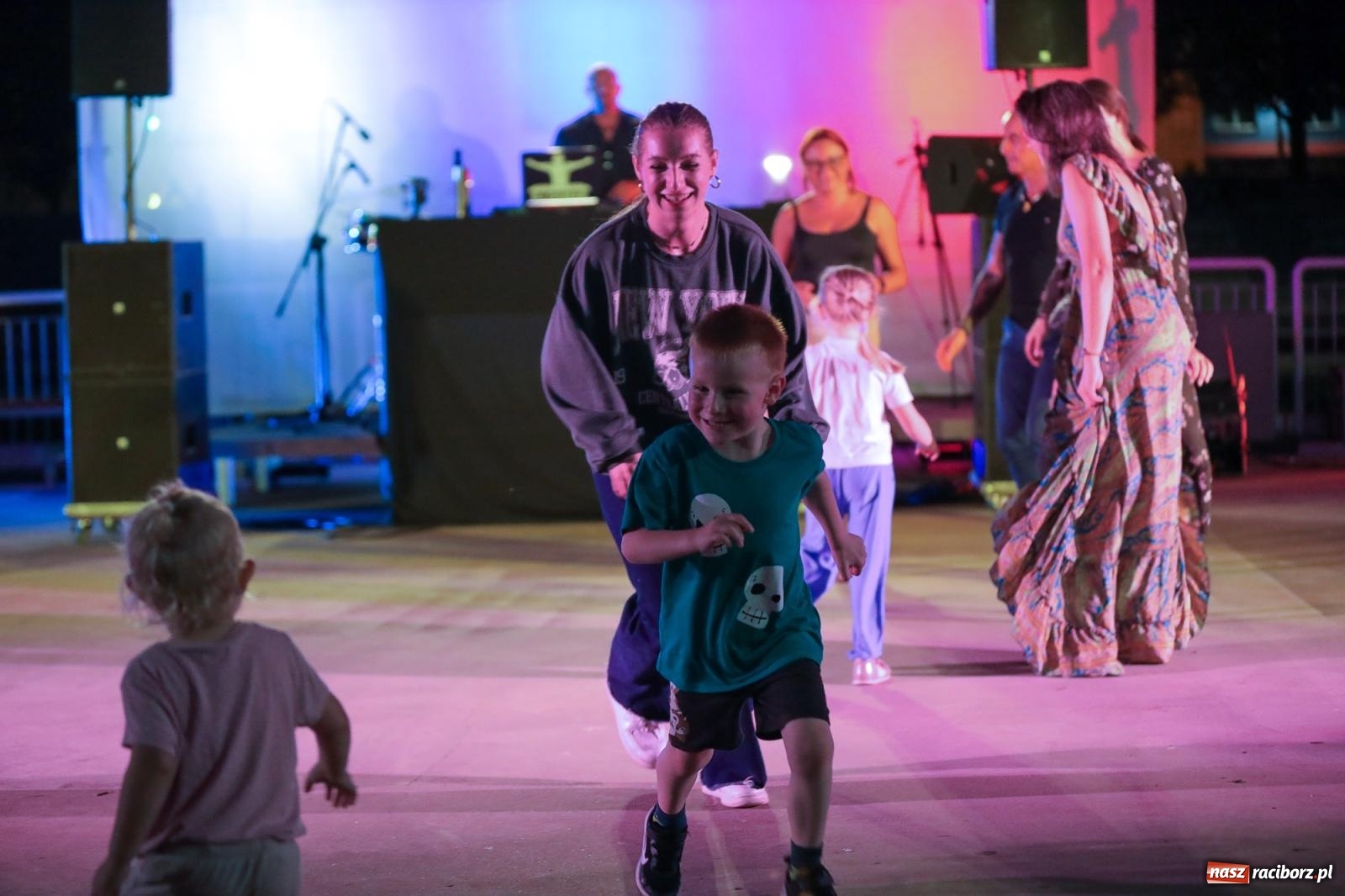 Zdjęcie w galerii na portalu naszraciborz.pl: Potańcówka kubańska na bulwarach przyciągnęła tłumy miłośników latino wiadomości z regionu