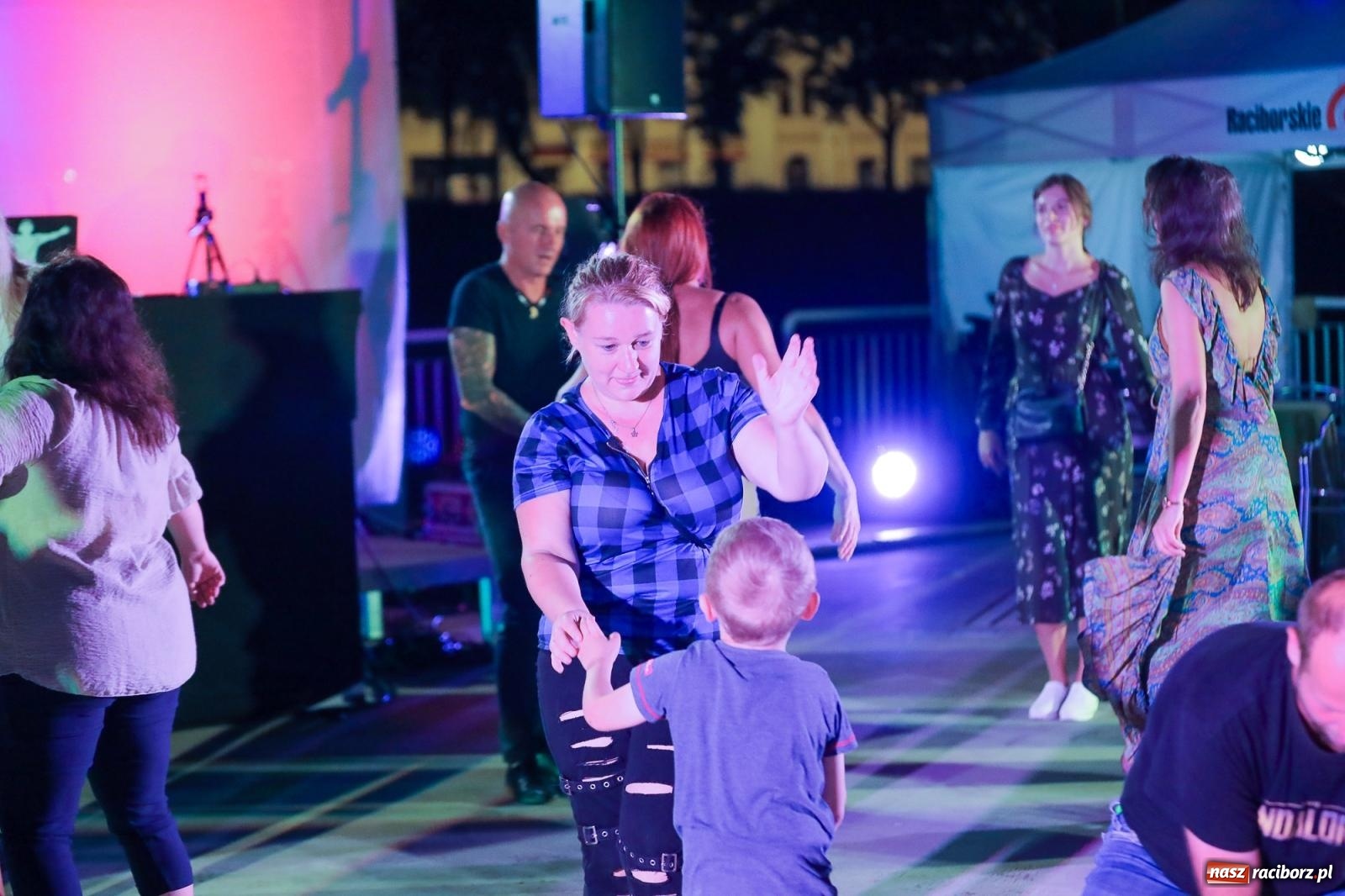 Zdjęcie w galerii na portalu naszraciborz.pl: Potańcówka kubańska na bulwarach przyciągnęła tłumy miłośników latino wiadomości z regionu