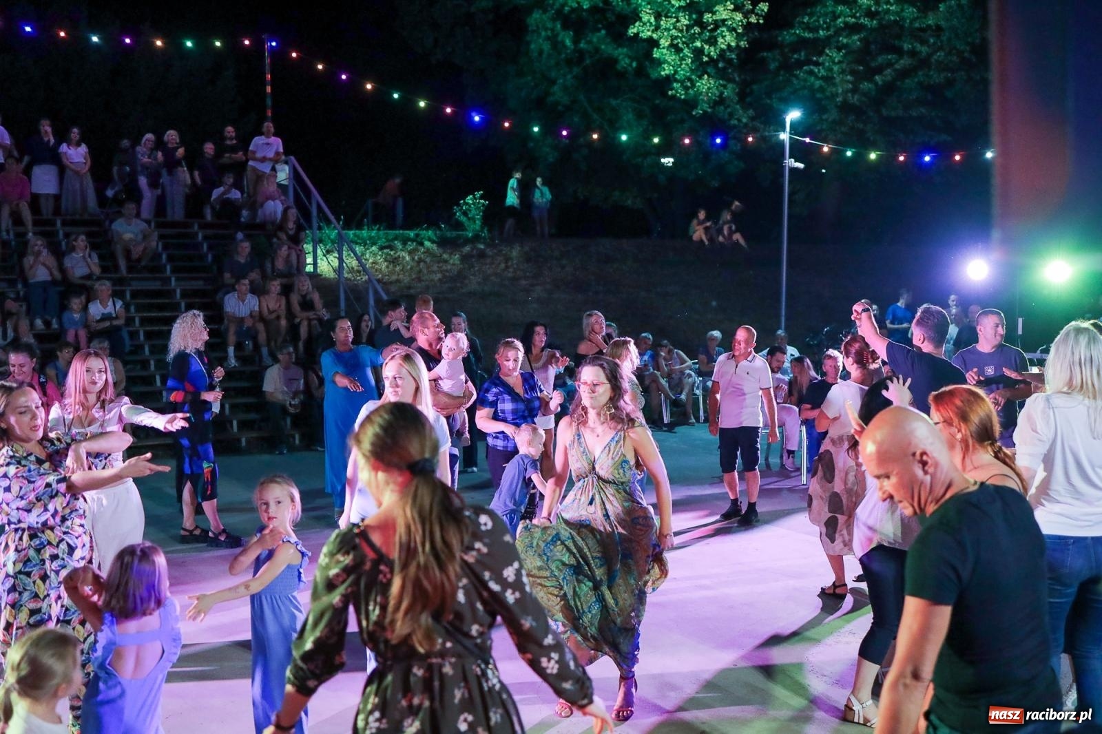 Zdjęcie w galerii na portalu naszraciborz.pl: Potańcówka kubańska na bulwarach przyciągnęła tłumy miłośników latino wiadomości z regionu