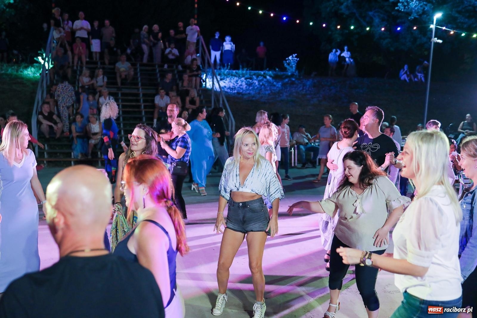 Zdjęcie w galerii na portalu naszraciborz.pl: Potańcówka kubańska na bulwarach przyciągnęła tłumy miłośników latino wiadomości z regionu