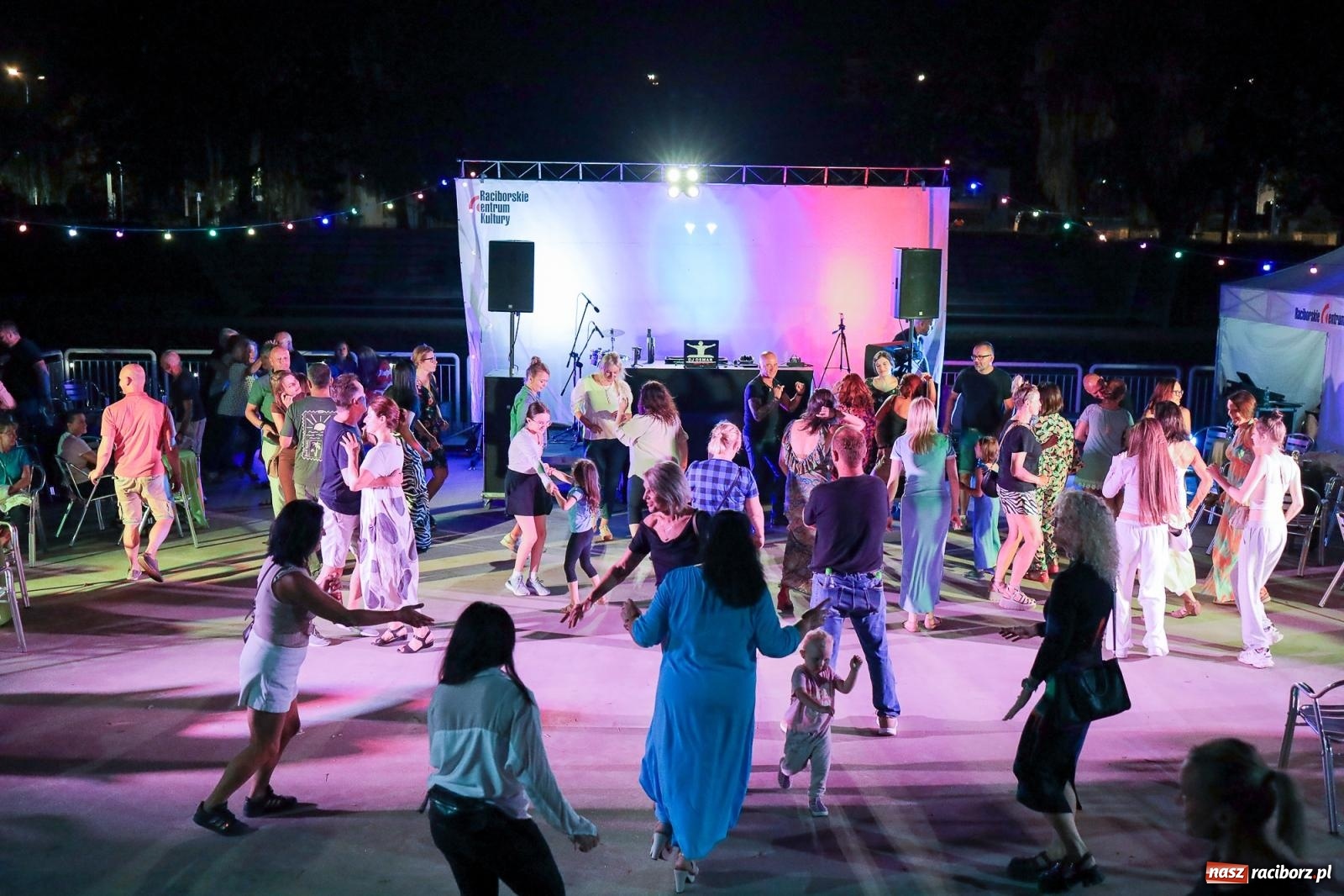 Zdjęcie w galerii na portalu naszraciborz.pl: Potańcówka kubańska na bulwarach przyciągnęła tłumy miłośników latino wiadomości z regionu