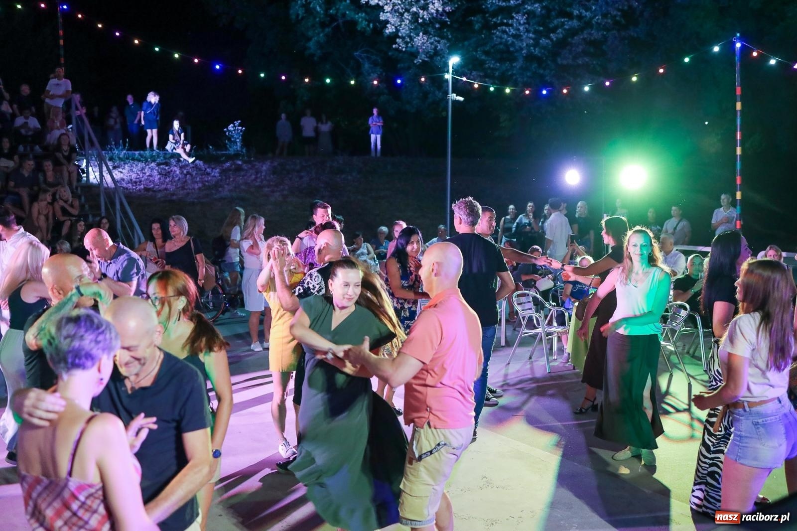 Zdjęcie w galerii na portalu naszraciborz.pl: Potańcówka kubańska na bulwarach przyciągnęła tłumy miłośników latino wiadomości z regionu