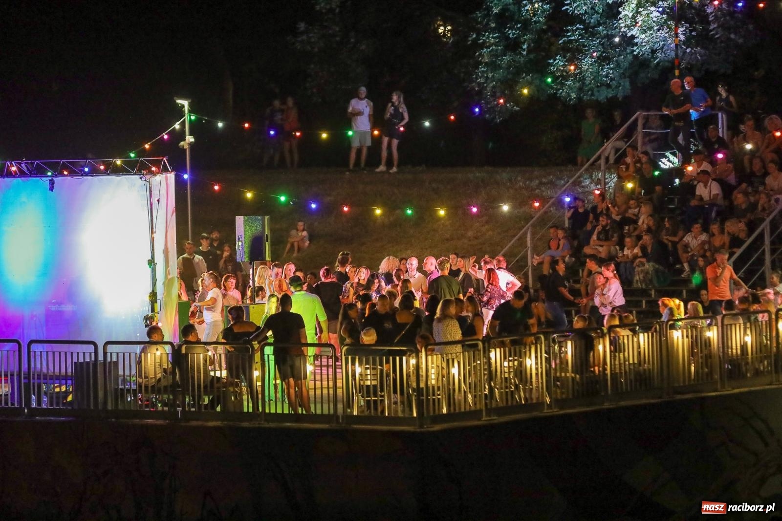 Zdjęcie w galerii na portalu naszraciborz.pl: Potańcówka kubańska na bulwarach przyciągnęła tłumy miłośników latino wiadomości z regionu