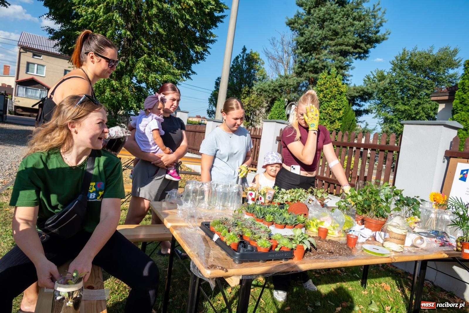 Zdjęcie w galerii na portalu naszraciborz.pl: Wkręceni w klimat. Sąsiedzki piknik ekologiczny w Bojanowie wiadomości z regionu