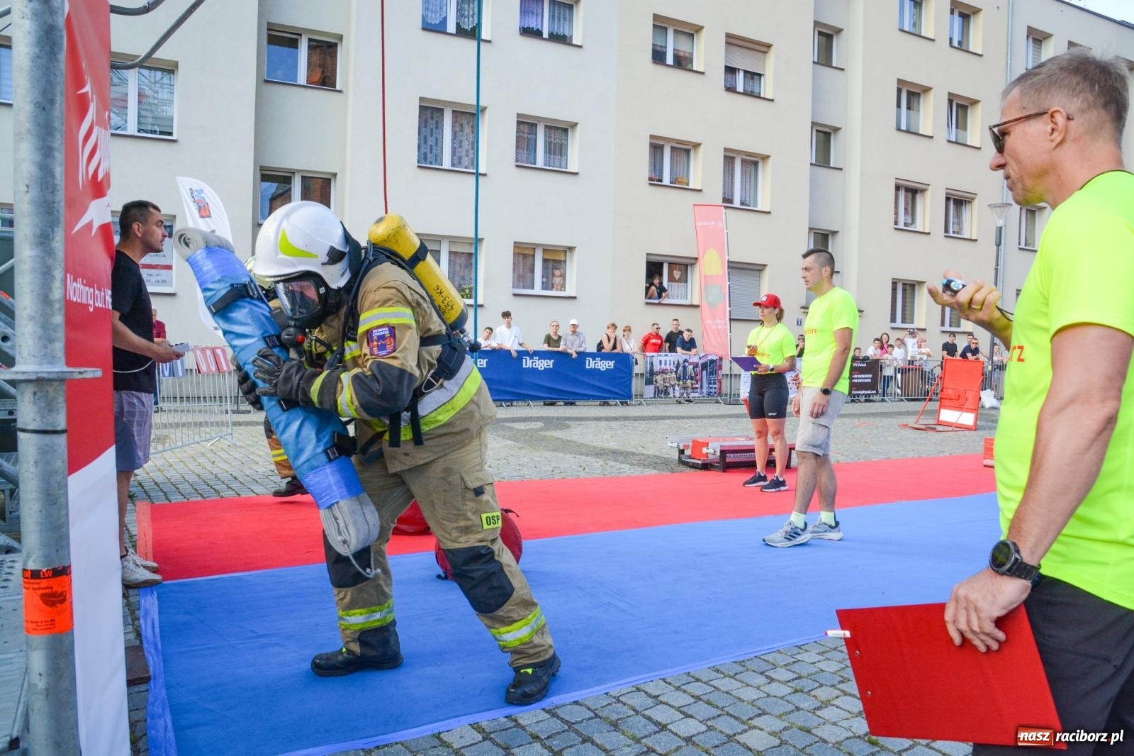 Zdjęcie w galerii na portalu naszraciborz.pl: Najtwardsi strażacy w akcji – siódma edycja Toughest Firefighter Racibórz na Placu Dominikańskim [FOTO i WIDEO] wiadomości z regionu