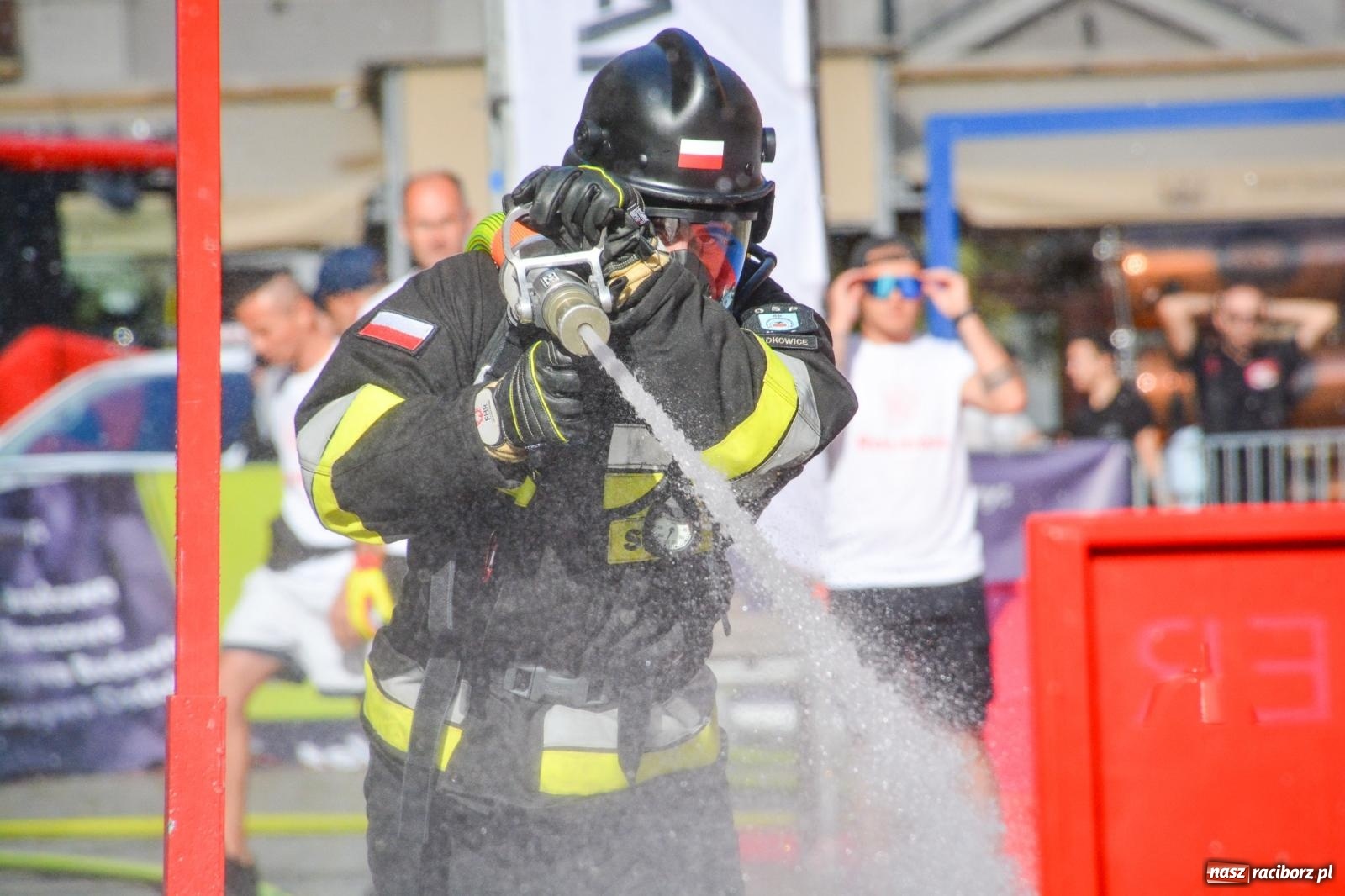 Zdjęcie w galerii na portalu naszraciborz.pl: Najtwardsi strażacy w akcji – siódma edycja Toughest Firefighter Racibórz na Placu Dominikańskim [FOTO i WIDEO] wiadomości z regionu