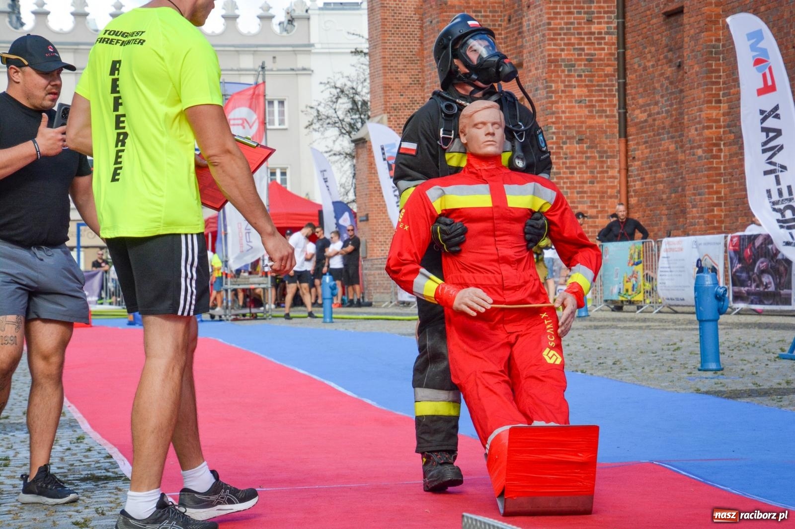 Zdjęcie w galerii na portalu naszraciborz.pl: Najtwardsi strażacy w akcji – siódma edycja Toughest Firefighter Racibórz na Placu Dominikańskim [FOTO i WIDEO] wiadomości z regionu