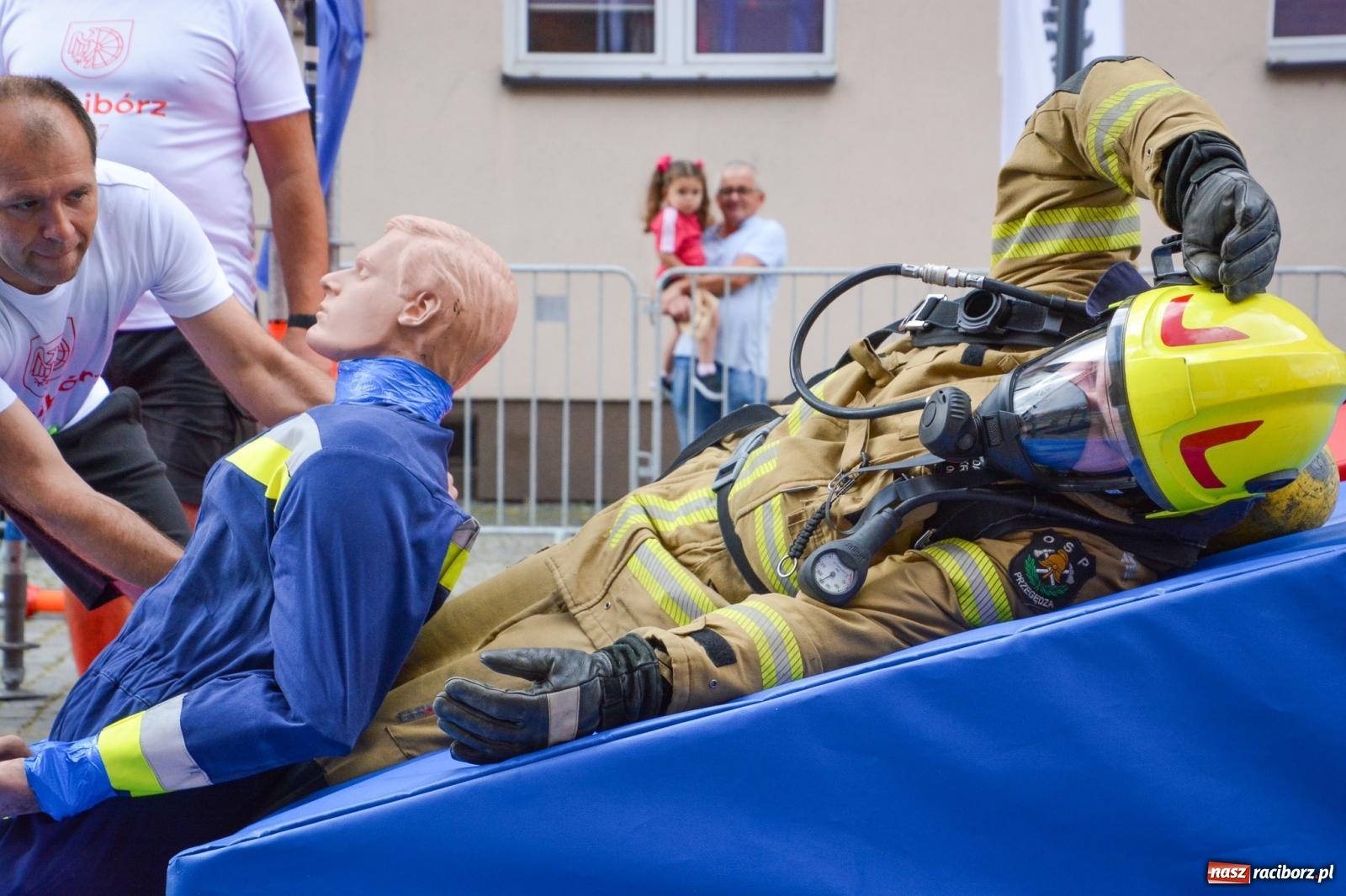 Zdjęcie w galerii na portalu naszraciborz.pl: Najtwardsi strażacy w akcji – siódma edycja Toughest Firefighter Racibórz na Placu Dominikańskim [FOTO i WIDEO] wiadomości z regionu
