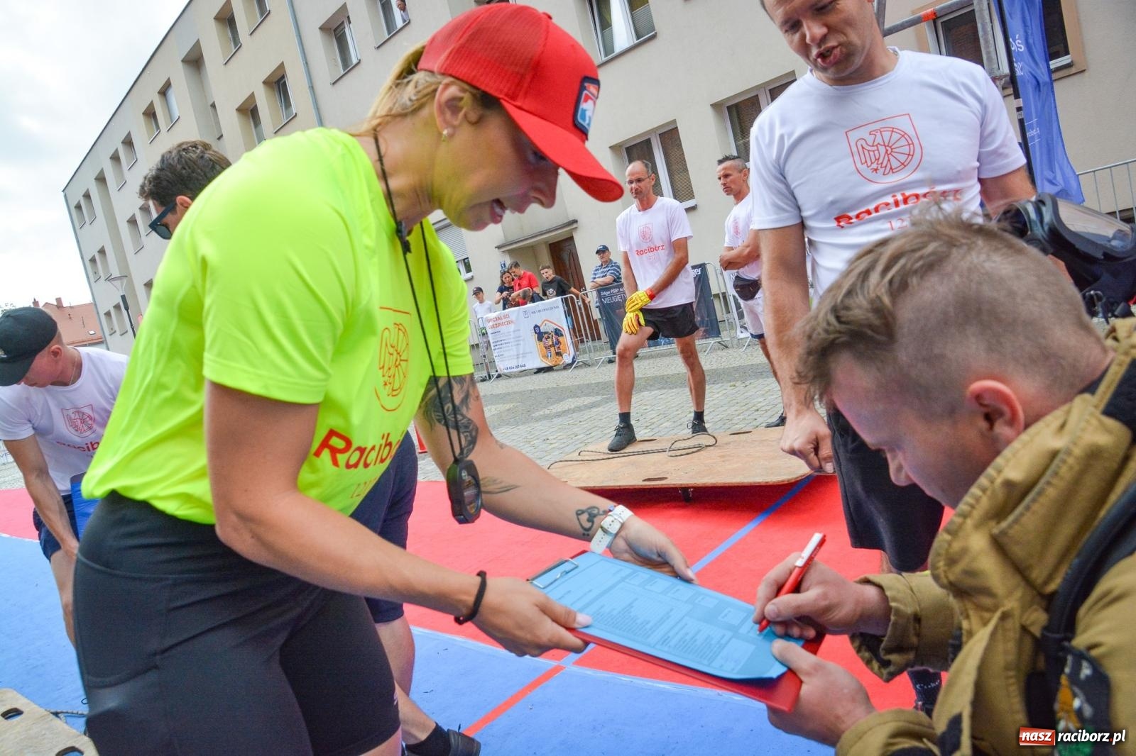 Zdjęcie w galerii na portalu naszraciborz.pl: Najtwardsi strażacy w akcji – siódma edycja Toughest Firefighter Racibórz na Placu Dominikańskim [FOTO i WIDEO] wiadomości z regionu