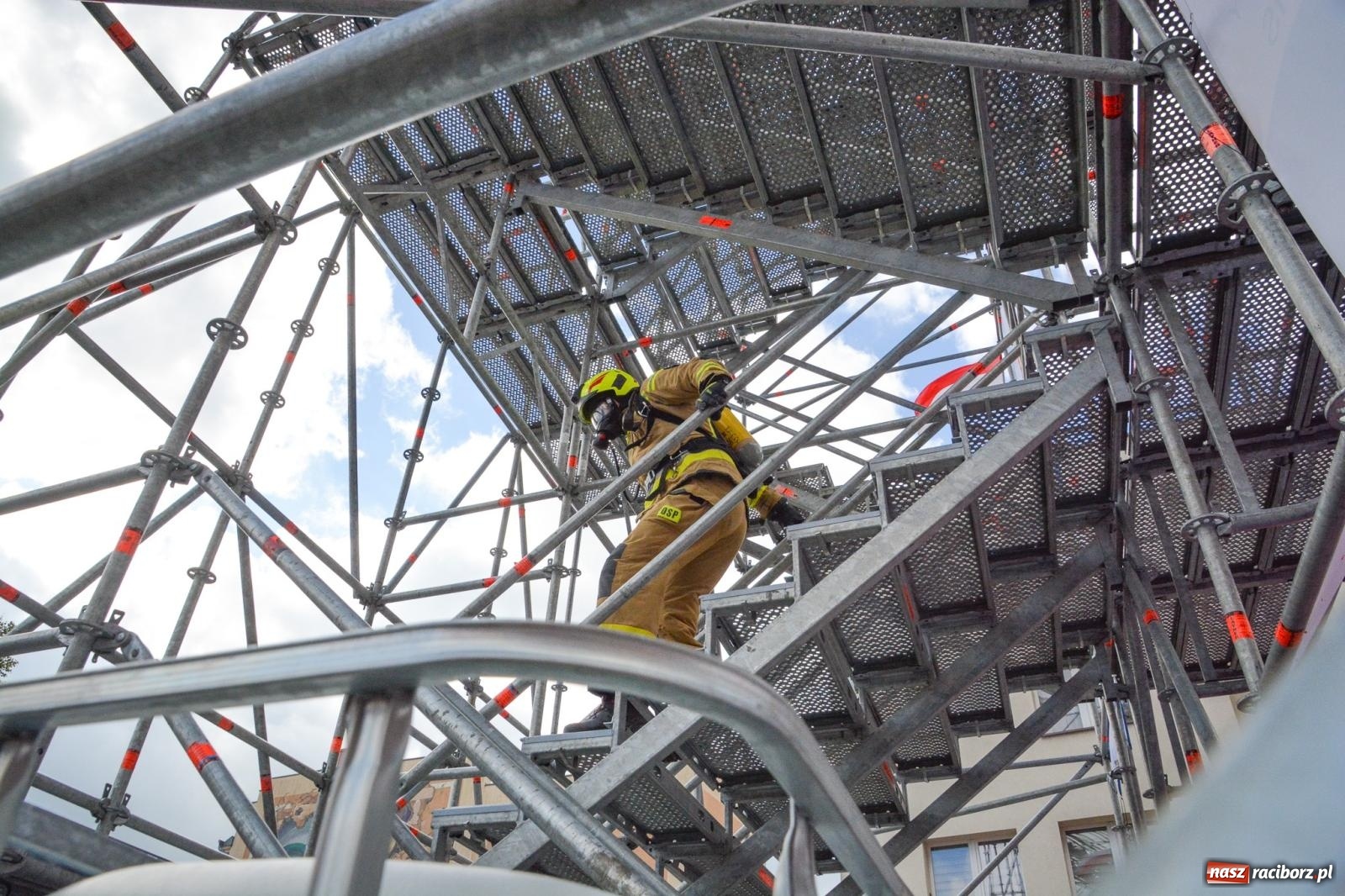 Zdjęcie w galerii na portalu naszraciborz.pl: Najtwardsi strażacy w akcji – siódma edycja Toughest Firefighter Racibórz na Placu Dominikańskim [FOTO i WIDEO] wiadomości z regionu