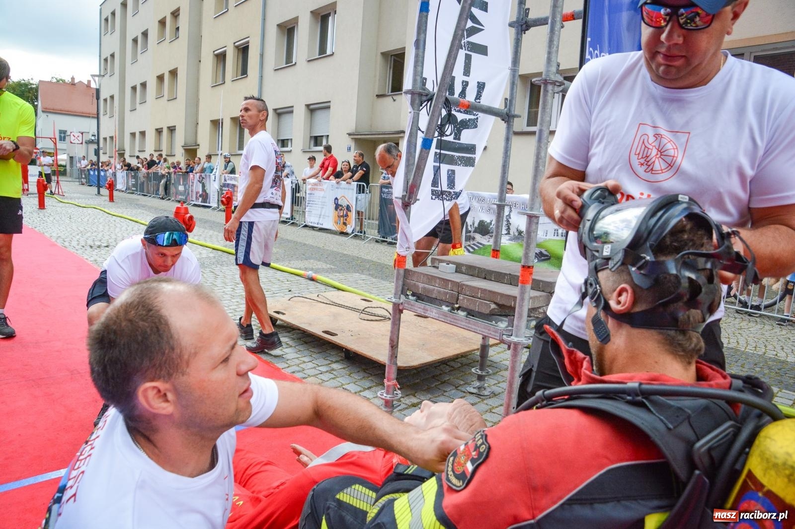Zdjęcie w galerii na portalu naszraciborz.pl: Najtwardsi strażacy w akcji – siódma edycja Toughest Firefighter Racibórz na Placu Dominikańskim [FOTO i WIDEO] wiadomości z regionu