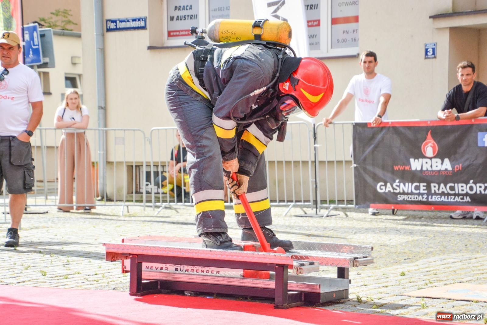 Zdjęcie w galerii na portalu naszraciborz.pl: Najtwardsi strażacy w akcji – siódma edycja Toughest Firefighter Racibórz na Placu Dominikańskim [FOTO i WIDEO] wiadomości z regionu