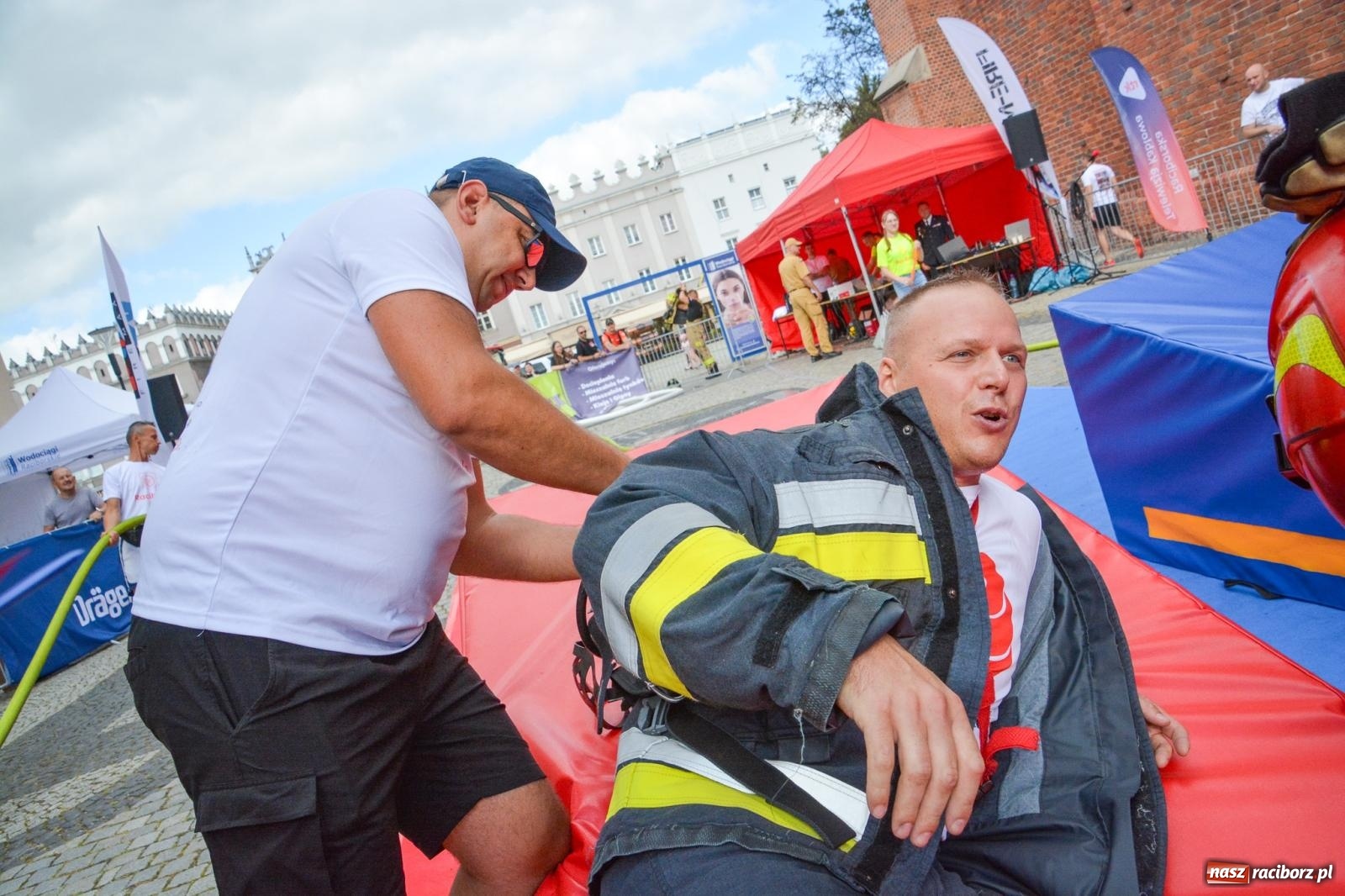 Zdjęcie w galerii na portalu naszraciborz.pl: Najtwardsi strażacy w akcji – siódma edycja Toughest Firefighter Racibórz na Placu Dominikańskim [FOTO i WIDEO] wiadomości z regionu