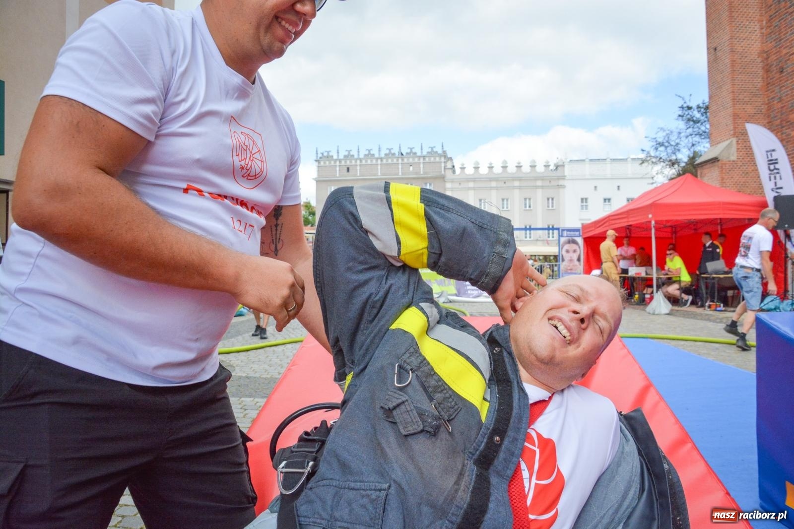 Zdjęcie w galerii na portalu naszraciborz.pl: Najtwardsi strażacy w akcji – siódma edycja Toughest Firefighter Racibórz na Placu Dominikańskim [FOTO i WIDEO] wiadomości z regionu