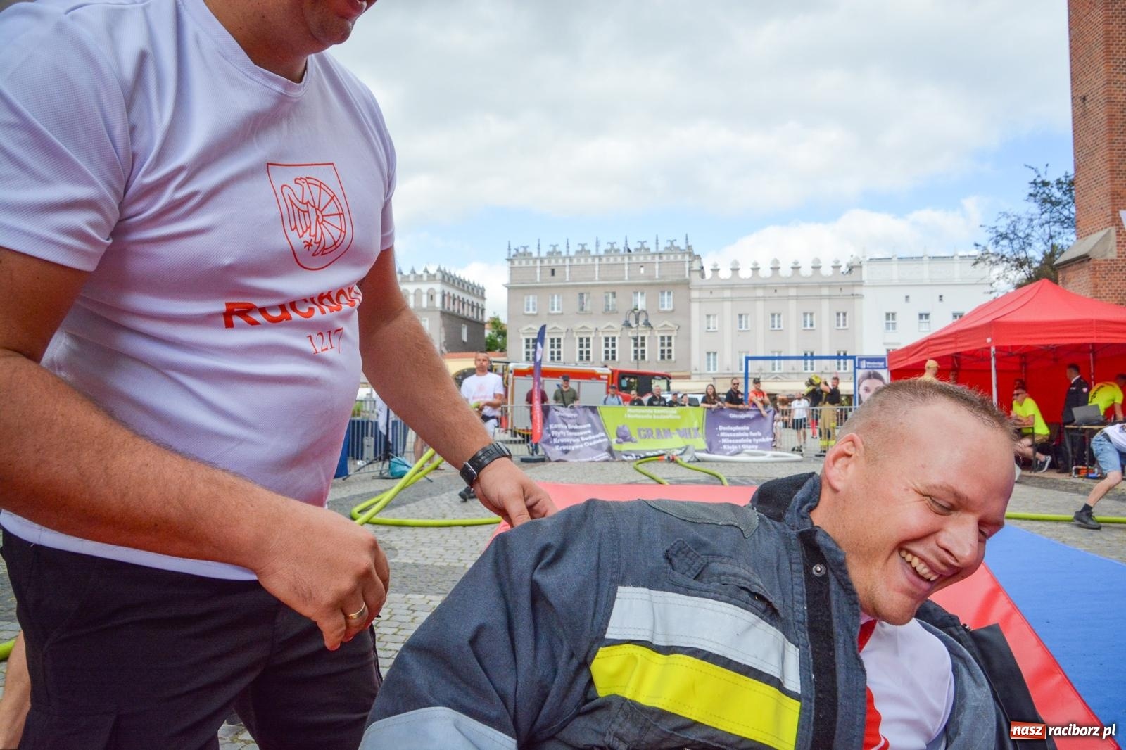 Zdjęcie w galerii na portalu naszraciborz.pl: Najtwardsi strażacy w akcji – siódma edycja Toughest Firefighter Racibórz na Placu Dominikańskim [FOTO i WIDEO] wiadomości z regionu