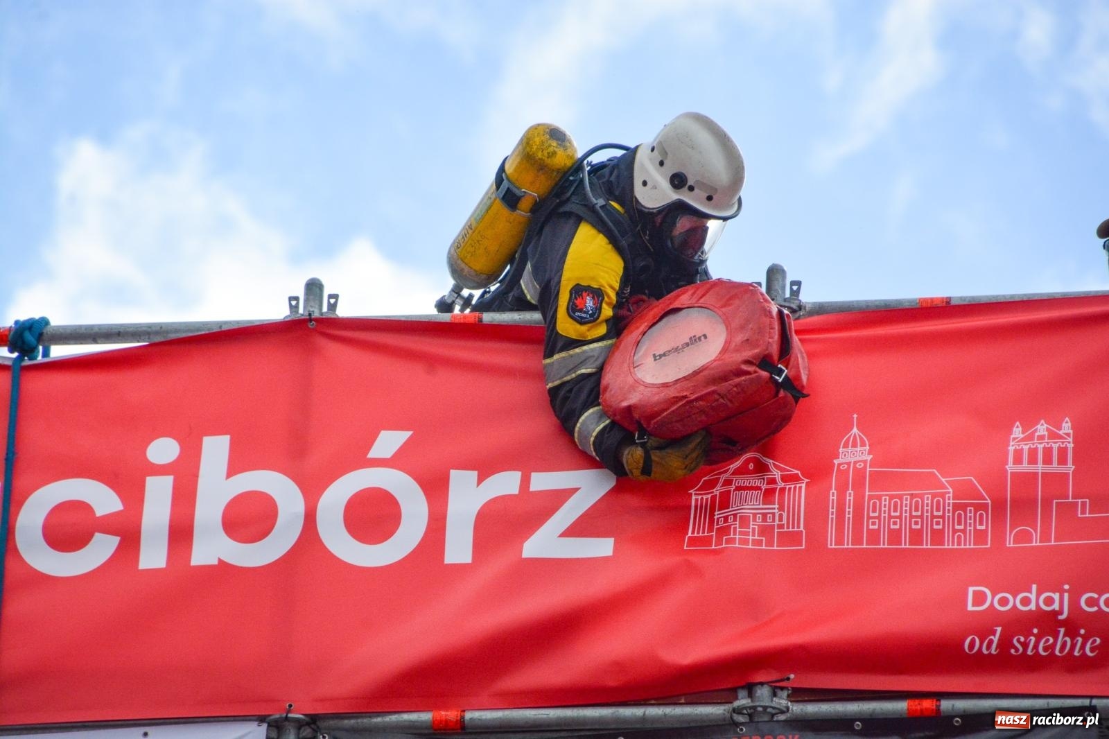 Zdjęcie w galerii na portalu naszraciborz.pl: Najtwardsi strażacy w akcji – siódma edycja Toughest Firefighter Racibórz na Placu Dominikańskim [FOTO i WIDEO] wiadomości z regionu