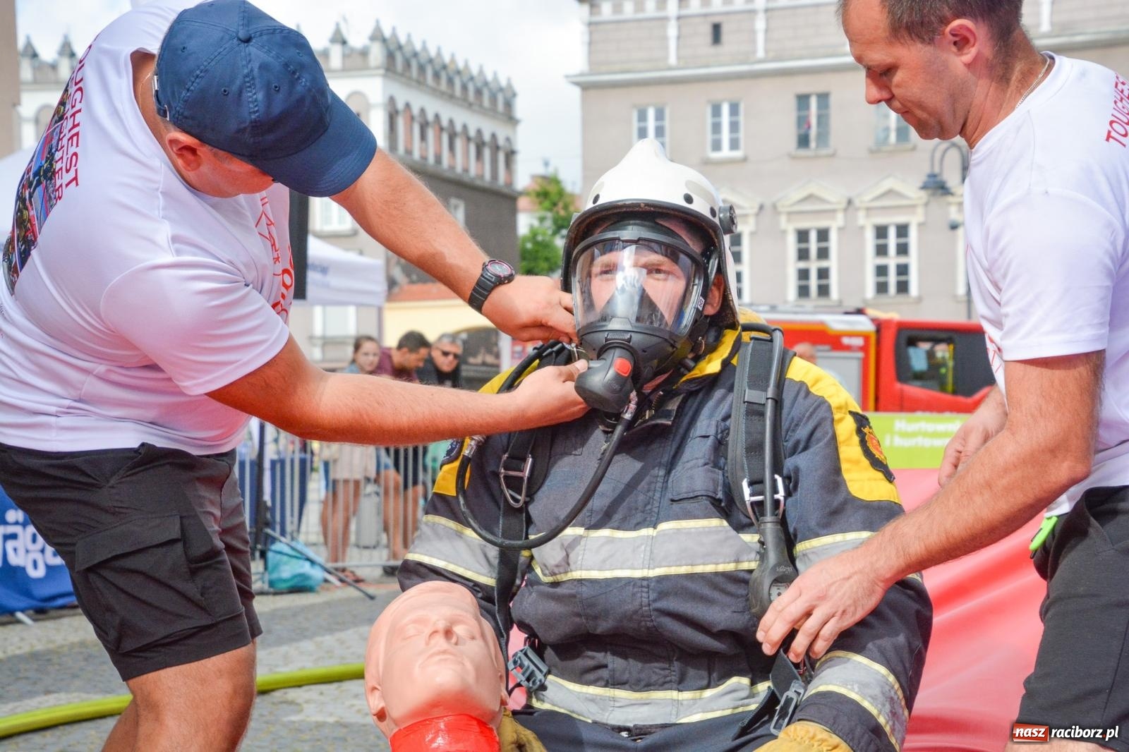 Zdjęcie w galerii na portalu naszraciborz.pl: Najtwardsi strażacy w akcji – siódma edycja Toughest Firefighter Racibórz na Placu Dominikańskim [FOTO i WIDEO] wiadomości z regionu